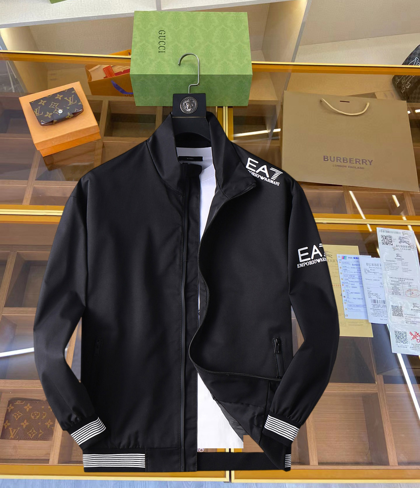 NO:126942,Armani 2025 Spring New Men's Jacket, original single three-standard full high-end version!  Customized fabrics for counters are breathable and comfortable, with impeccable details, brand elements design concept, professional purchasing level reflects high quality. The feel is delicate and soft!  It is casually cut, with a great upper body style!  Code number M~XXXL,,armani,jackets & coats,jackets & coats,alexander wang19860909阿玛尼 2025开春新款男士夹克外套,原单三标齐全高端版本！专柜定制面料 透气舒适度高,细节无可挑剔,品牌元素设计理念,专业代购级体现高品质.手感细腻柔软！呈现休闲裁剪,上身版型超赞！码数M～XXXL,,armani,jackets & coats,jackets & coats,alexander wang,Men's clothing