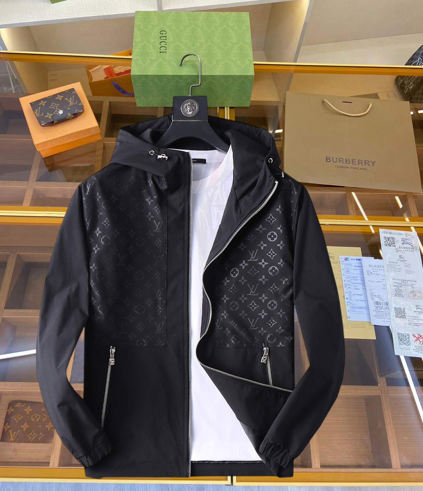 NO:126949,LV 2025 Spring New Men's Jacket, original single three-standard full high-end version!  Customized fabrics for counters are breathable and comfortable, with impeccable details, brand elements design concept, professional purchasing level reflects high quality. The feel is delicate and soft!  It is casually cut, with a great upper body style!  Number of codes M~XXXL, louis vuitton,jackets & coats,jackets & coats,alexander wang19860909LV 2025开春新款男士夹克外套,原单三标齐全高端版本！专柜定制面料 透气舒适度高,细节无可挑剔,品牌元素设计理念,专业代购级体现高品质.手感细腻柔软！呈现休闲裁剪,上身版型超赞！码数M～XXXL,,louis vuitton,jackets & coats,jackets & coats,alexander wang,Men's clothing