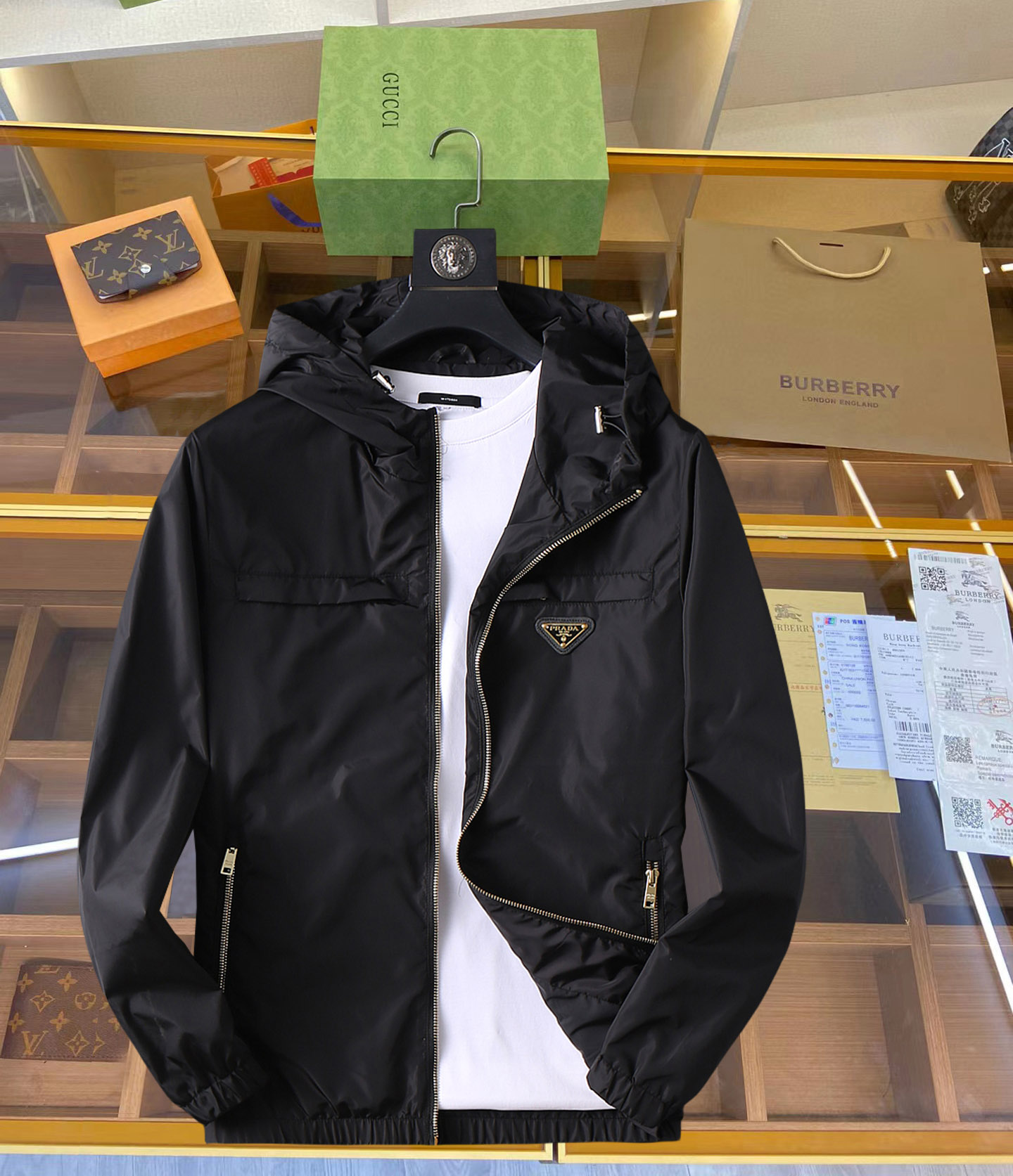 NO:126950,Prada 2025 Spring New Men's Jacket, original single three-standard full high-end version!  Customized fabrics for counters are breathable and comfortable, with impeccable details, brand elements design concept, professional purchasing level reflects high quality. The feel is delicate and soft!  It is casually cut, with a great upper body style!  Code number M~XXXL,,prada,jackets & coats,jackets & coats,alexander wang19860909普拉达 2025开春新款男士夹克外套,原单三标齐全高端版本！专柜定制面料 透气舒适度高,细节无可挑剔,品牌元素设计理念,专业代购级体现高品质.手感细腻柔软！呈现休闲裁剪,上身版型超赞！码数M～XXXL,,prada,jackets & coats,jackets & coats,alexander wang,Men's clothing