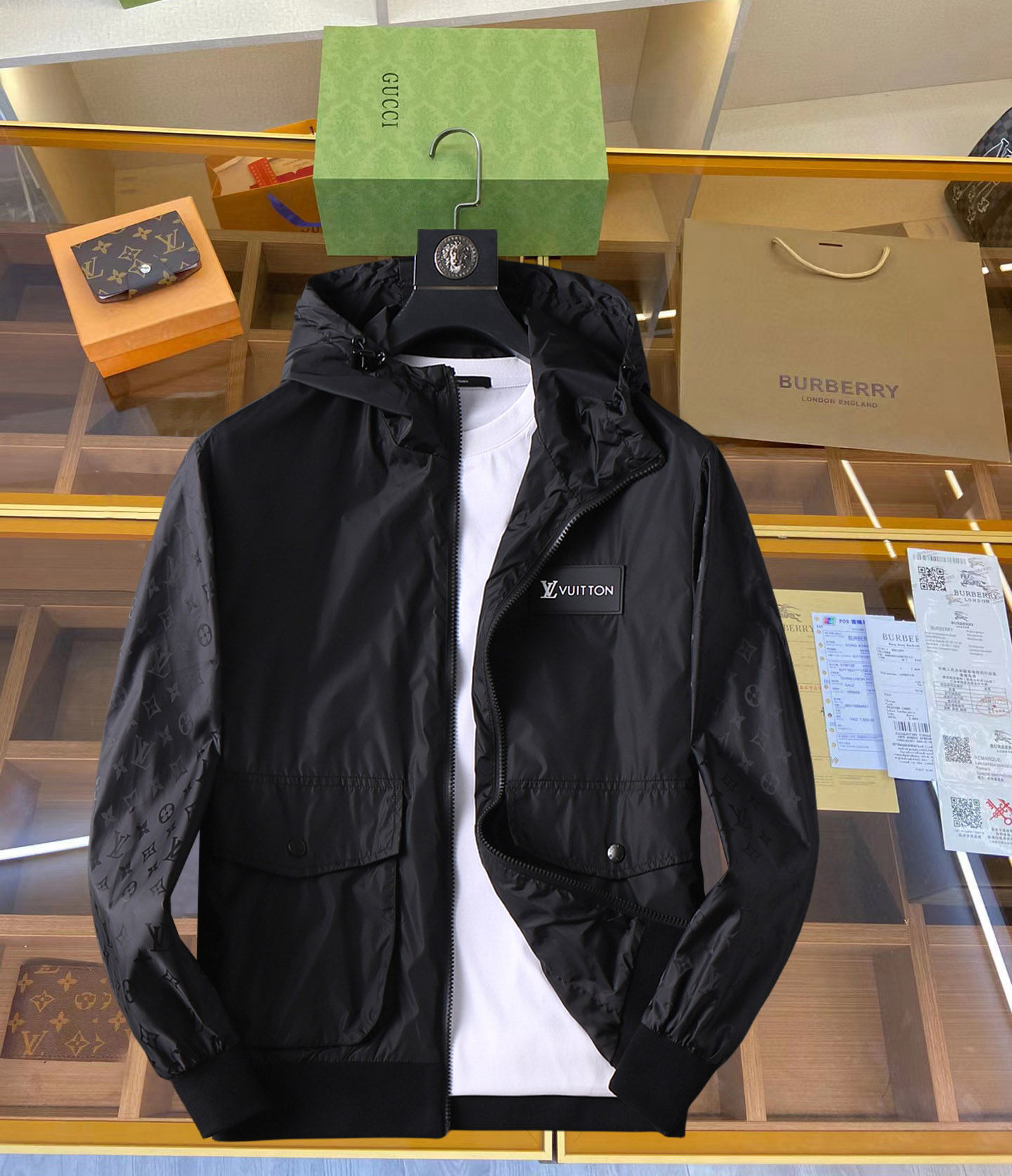 NO:126953,LV 2025 Spring New Men's Jacket, original single three-standard full high-end version!  Customized fabrics for counters are breathable and comfortable, with impeccable details, brand elements design concept, professional purchasing level reflects high quality. The feel is delicate and soft!  It is casually cut, with a great upper body style!  Number of codes M~XXXL, louis vuitton,jackets & coats,jackets & coats,alexander wang19860909LV 2025开春新款男士夹克外套,原单三标齐全高端版本！专柜定制面料 透气舒适度高,细节无可挑剔,品牌元素设计理念,专业代购级体现高品质.手感细腻柔软！呈现休闲裁剪,上身版型超赞！码数M～XXXL,,louis vuitton,jackets & coats,jackets & coats,alexander wang,Men's clothing