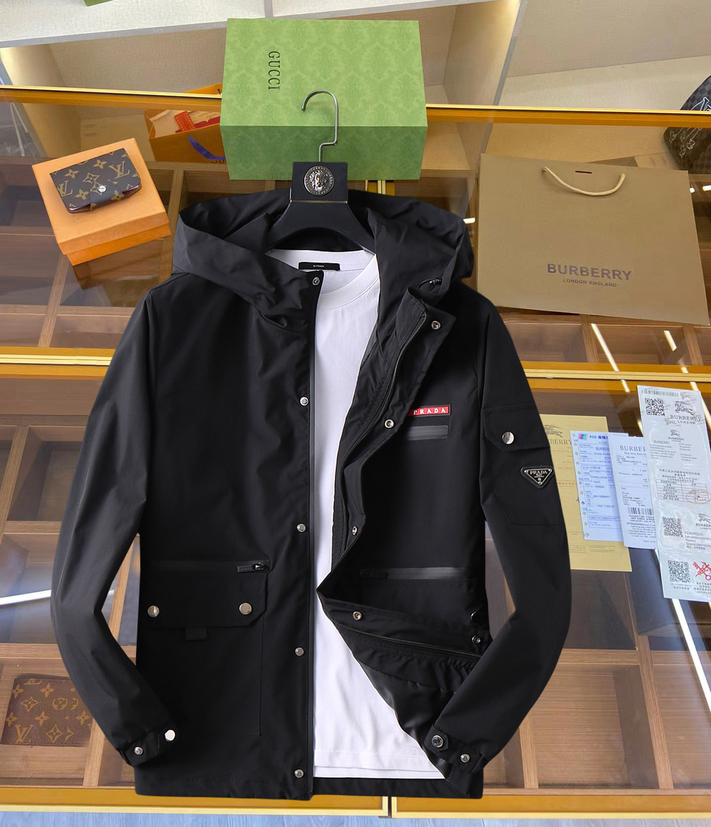 NO:126929,Prada 2025 Spring New Men's Jacket, original single three-standard full high-end version!  Customized fabrics for counters are breathable and comfortable, with impeccable details, brand elements design concept, professional purchasing level reflects high quality. The feel is delicate and soft!  It is casually cut, with a great upper body style!  Code number M~XXXL,,prada,jackets & coats,jackets & coats,alexander wang19860909普拉达 2025开春新款男士夹克外套,原单三标齐全高端版本！专柜定制面料 透气舒适度高,细节无可挑剔,品牌元素设计理念,专业代购级体现高品质.手感细腻柔软！呈现休闲裁剪,上身版型超赞！码数M～XXXL,,prada,jackets & coats,jackets & coats,alexander wang,Men's clothing