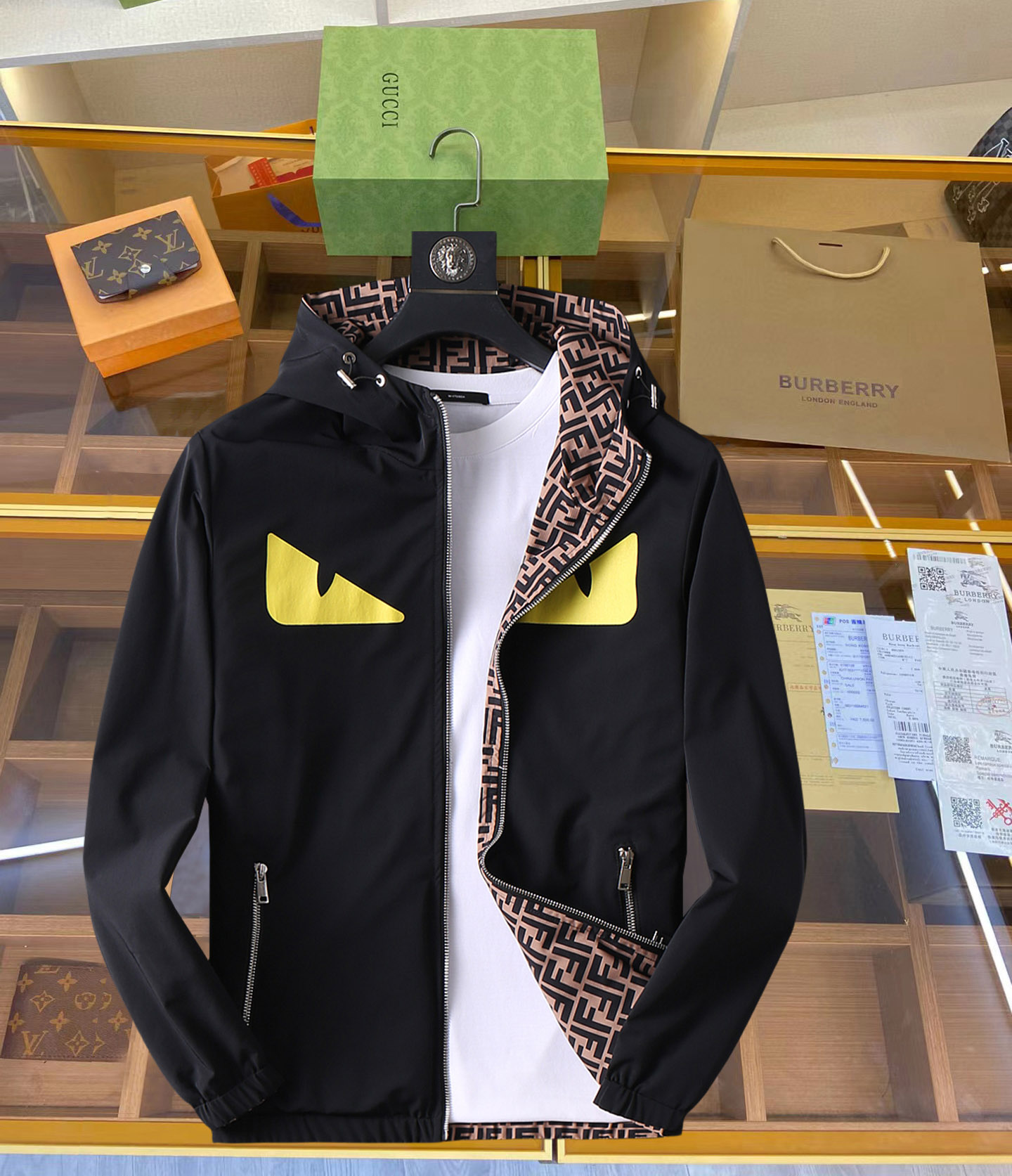 NO:126931,Fendi double-sided wear, 2025 new men's jacket in spring, original single three-standard high-end version!  Customized fabrics for counters are breathable and comfortable, with impeccable details, brand elements design concept, professional purchasing level reflects high quality. The feel is delicate and soft!  It is casually cut, with a great upper body style!  Code number M~XXXL,,fendi,jackets & coats,jackets & coats,alexander wang19860909芬迪 双面穿,2025开春新款男士夹克外套,原单三标齐全高端版本！专柜定制面料 透气舒适度高,细节无可挑剔,品牌元素设计理念,专业代购级体现高品质.手感细腻柔软！呈现休闲裁剪,上身版型超赞！码数M～XXXL,,fendi,jackets & coats,jackets & coats,alexander wang,Men's clothing