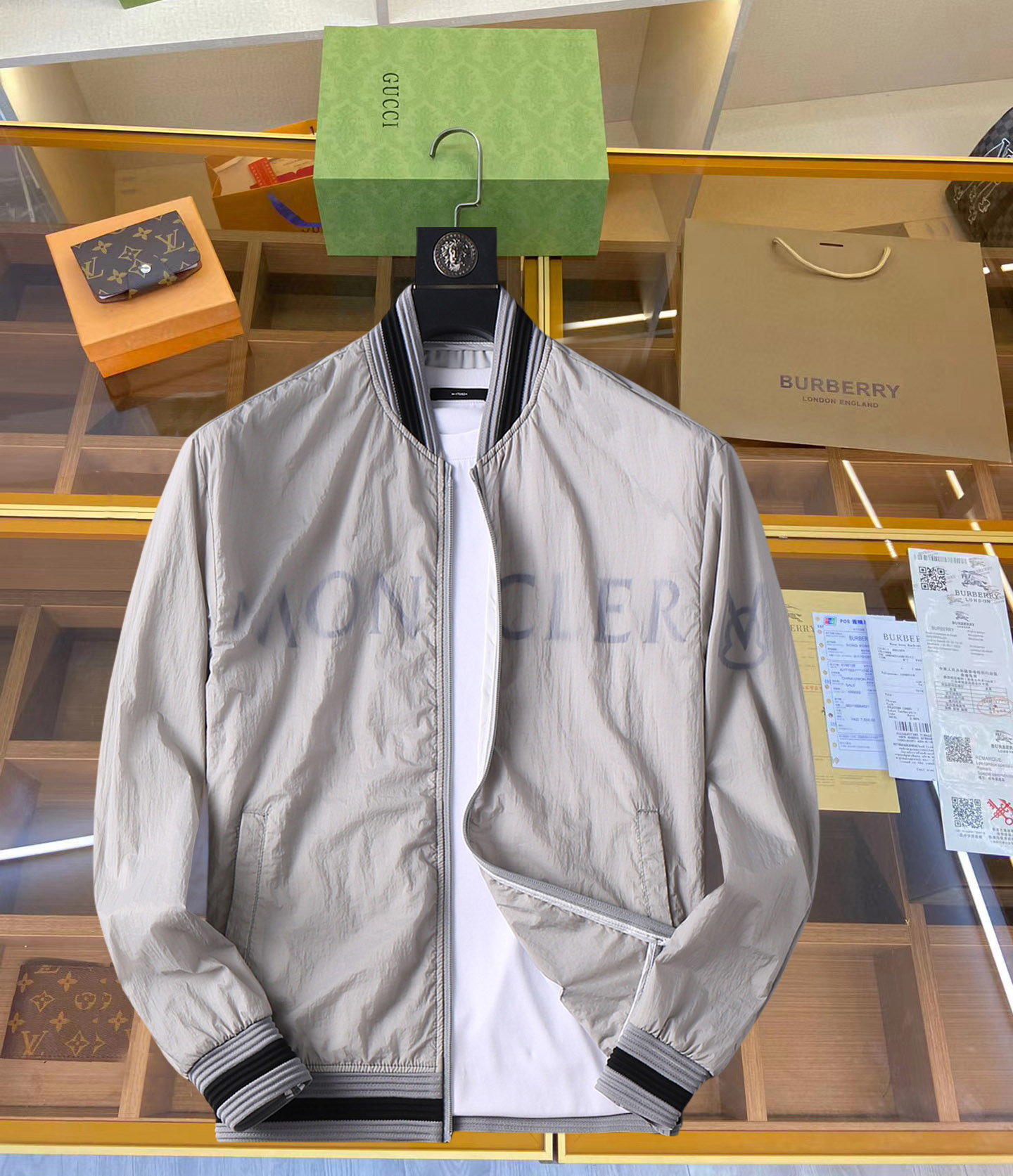 NO:126934,The new men's jacket for spring 2025, the original single three-standard full high-end version!  Customized fabrics for counters are breathable and comfortable, with impeccable details, brand elements design concept, professional purchasing level reflects high quality. The feel is delicate and soft!  It is casually cut, with a great upper body style!  Code number M~XXXL, Moncler, jackets & coats, jackets & coats, alexander wang19860909蒙口 2025开春新款男士夹克外套,原单三标齐全高端版本！专柜定制面料 透气舒适度高,细节无可挑剔,品牌元素设计理念,专业代购级体现高品质.手感细腻柔软！呈现休闲裁剪,上身版型超赞！码数M～XXXL,,Moncler,jackets & coats,jackets & coats,alexander wang,Men's clothing