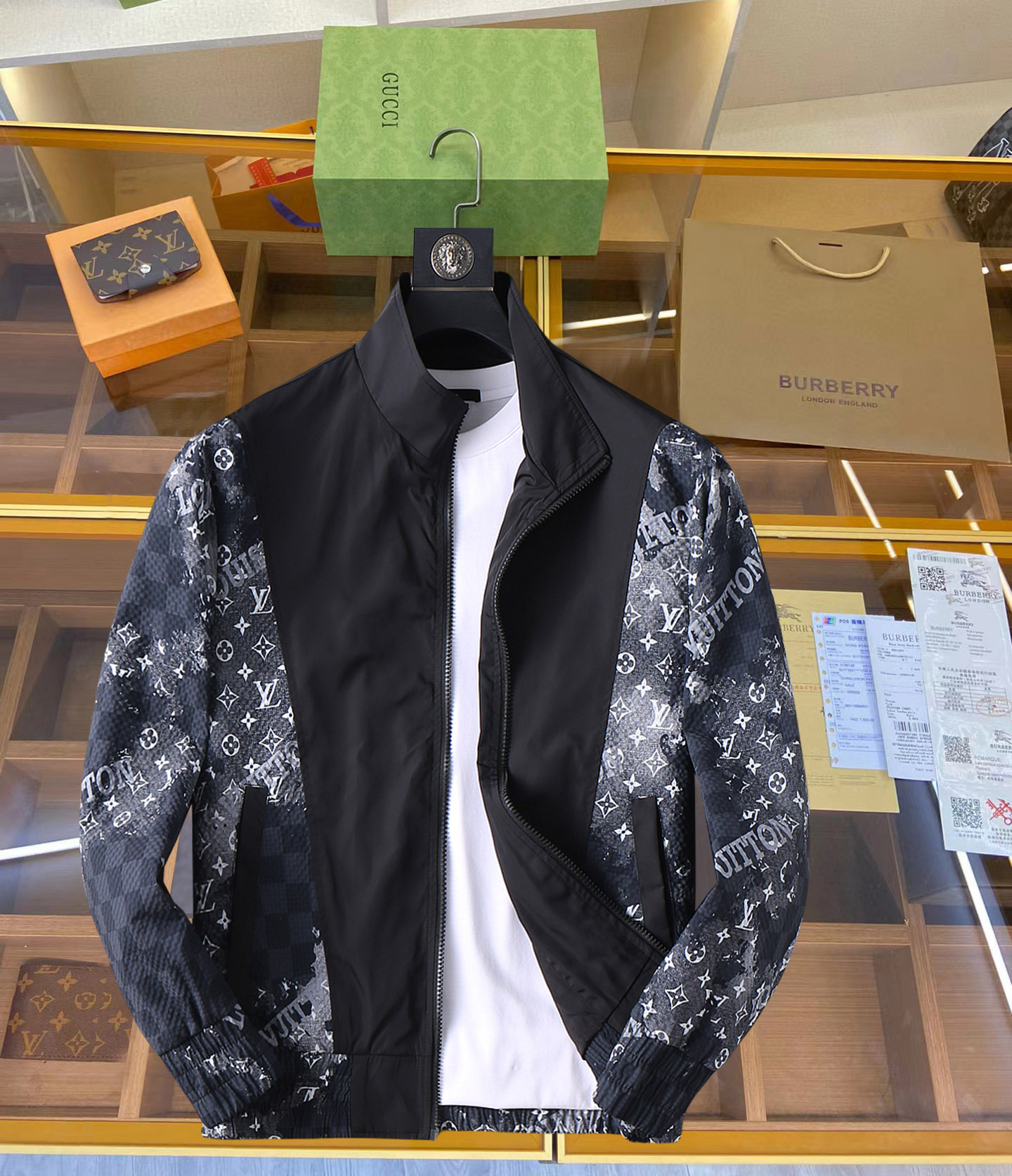 NO:126938,LV 2025 Spring New Men's Jacket, original single three-standard full high-end version!  Customized fabrics for counters are breathable and comfortable, with impeccable details, brand elements design concept, professional purchasing level reflects high quality. The feel is delicate and soft!  It is casually cut, with a great upper body style!  Number of codes M~XXXL, louis vuitton,jackets & coats,jackets & coats,alexander wang19860909LV 2025开春新款男士夹克外套,原单三标齐全高端版本！专柜定制面料 透气舒适度高,细节无可挑剔,品牌元素设计理念,专业代购级体现高品质.手感细腻柔软！呈现休闲裁剪,上身版型超赞！码数M～XXXL,,louis vuitton,jackets & coats,jackets & coats,alexander wang,Men's clothing