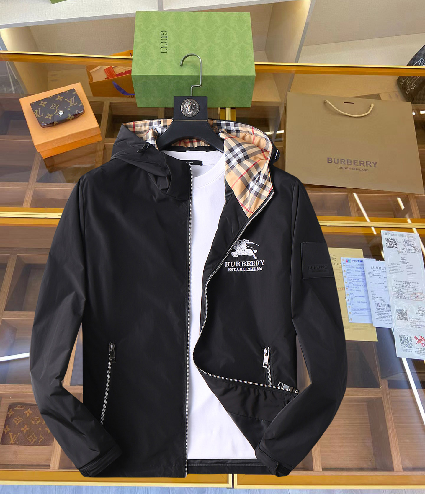 NO:126940,Burberry's new men's jacket in the spring of 2025, the original single three-standard high-end version!  Customized fabrics for counters are breathable and comfortable, with impeccable details, brand elements design concept, professional purchasing level reflects high quality. The feel is delicate and soft!  It is casually cut, with a great upper body style!  Code number M~XXXL, burberry, jackets & coats, jackets & coats, alexander wang19860909巴宝莉 2025开春新款男士夹克外套,原单三标齐全高端版本！专柜定制面料 透气舒适度高,细节无可挑剔,品牌元素设计理念,专业代购级体现高品质.手感细腻柔软！呈现休闲裁剪,上身版型超赞！码数M～XXXL,,burberry,jackets & coats,jackets & coats,alexander wang,Men's clothing