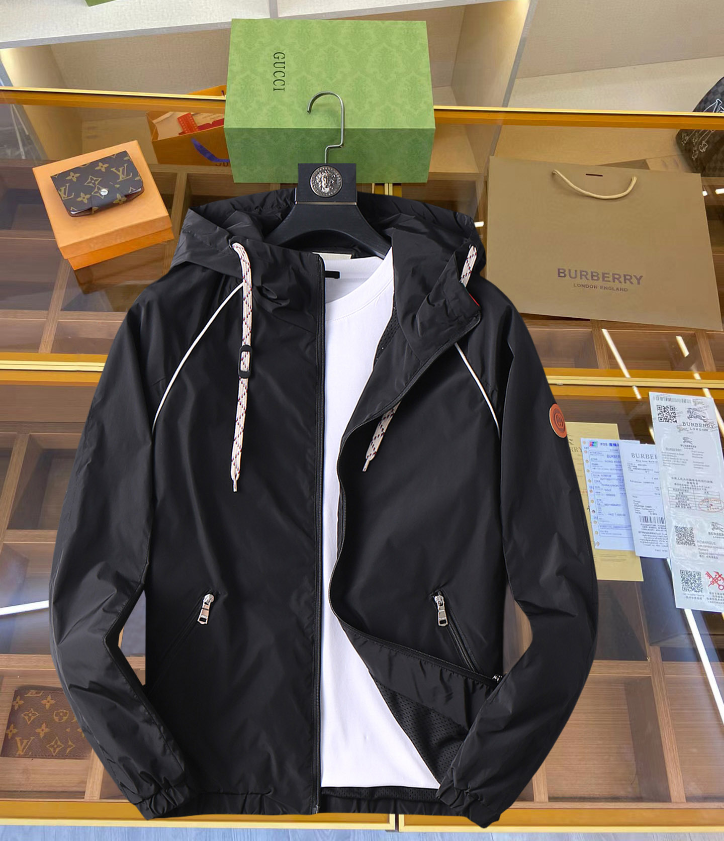 NO:126943,Guqi 2025 Spring New Men's Jacket, original single three-standard full high-end version!  Customized fabrics for counters are breathable and comfortable, with impeccable details, brand elements design concept, professional purchasing level reflects high quality. The feel is delicate and soft!  It is casually cut, with a great upper body style!  Code number M~XXXL,,jackets & coats,jackets & coats,alexander wang19860909古奇 2025开春新款男士夹克外套,原单三标齐全高端版本！专柜定制面料 透气舒适度高,细节无可挑剔,品牌元素设计理念,专业代购级体现高品质.手感细腻柔软！呈现休闲裁剪,上身版型超赞！码数M～XXXL,,jackets & coats,jackets & coats,alexander wang,Men's clothing
