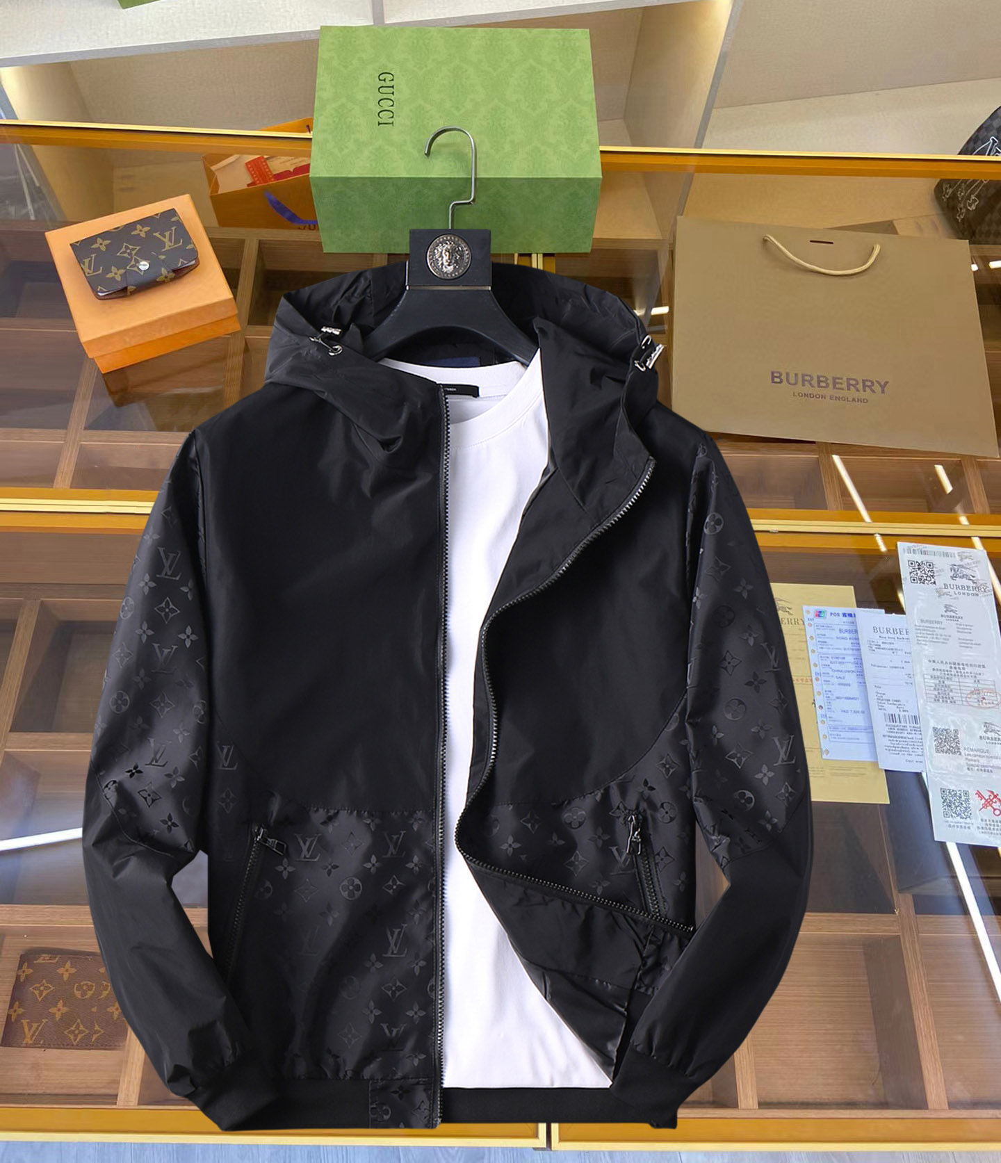 NO:126946,LV 2025 Spring New Men's Jacket, original single three-standard full high-end version!  Customized fabrics for counters are breathable and comfortable, with impeccable details, brand elements design concept, professional purchasing level reflects high quality. The feel is delicate and soft!  It is casually cut, with a great upper body style!  Number of codes M~XXXL, louis vuitton,jackets & coats,jackets & coats,alexander wang19860909LV 2025开春新款男士夹克外套,原单三标齐全高端版本！专柜定制面料 透气舒适度高,细节无可挑剔,品牌元素设计理念,专业代购级体现高品质.手感细腻柔软！呈现休闲裁剪,上身版型超赞！码数M～XXXL,,louis vuitton,jackets & coats,jackets & coats,alexander wang,Men's clothing