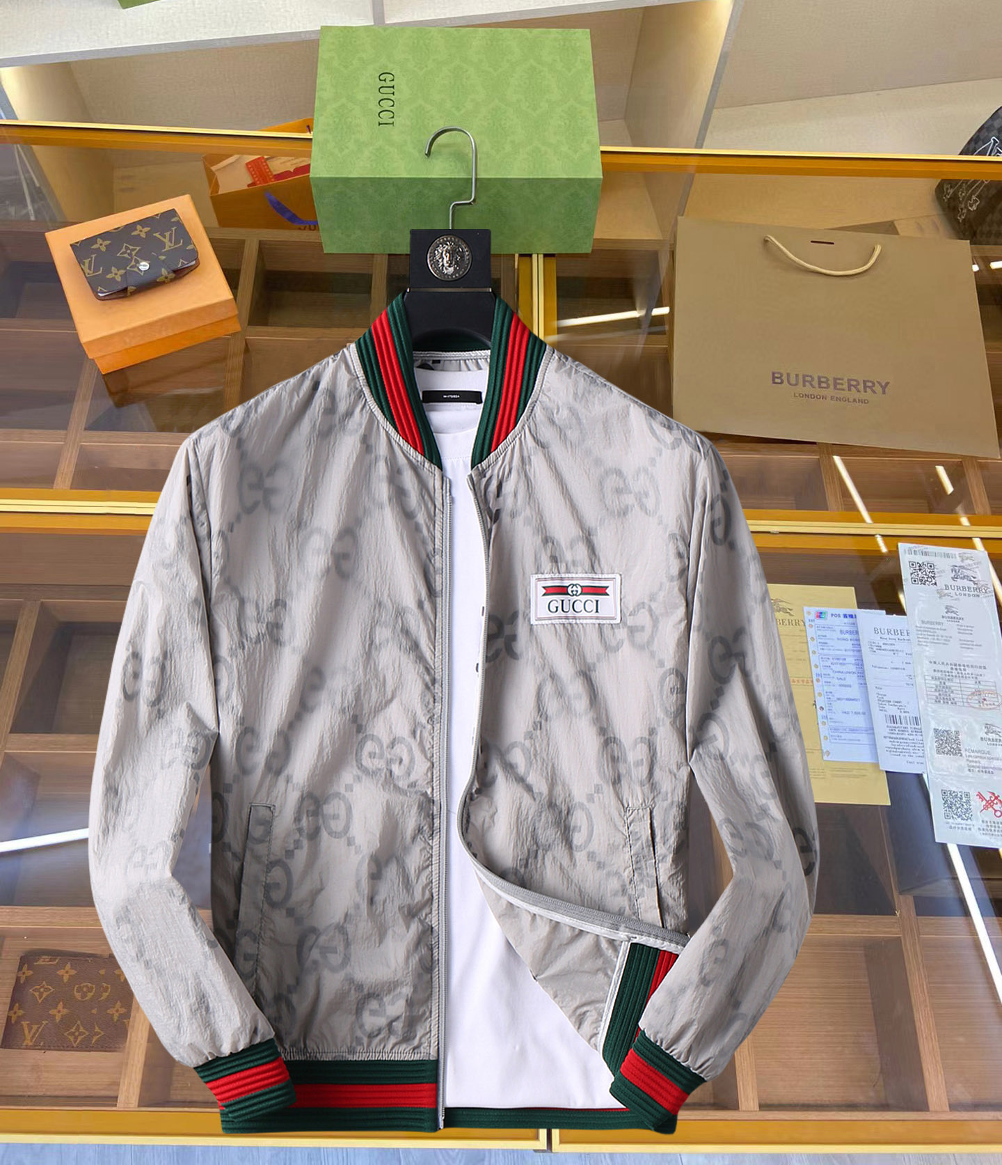 NO:126948,Guqi 2025 Spring New Men's Jacket, original single three-standard full high-end version!  Customized fabrics for counters are breathable and comfortable, with impeccable details, brand elements design concept, professional purchasing level reflects high quality. The feel is delicate and soft!  It is casually cut, with a great upper body style!  Code number M~XXXL,,jackets & coats,jackets & coats,alexander wang19860909古奇 2025开春新款男士夹克外套,原单三标齐全高端版本！专柜定制面料 透气舒适度高,细节无可挑剔,品牌元素设计理念,专业代购级体现高品质.手感细腻柔软！呈现休闲裁剪,上身版型超赞！码数M～XXXL,,jackets & coats,jackets & coats,alexander wang,Men's clothing