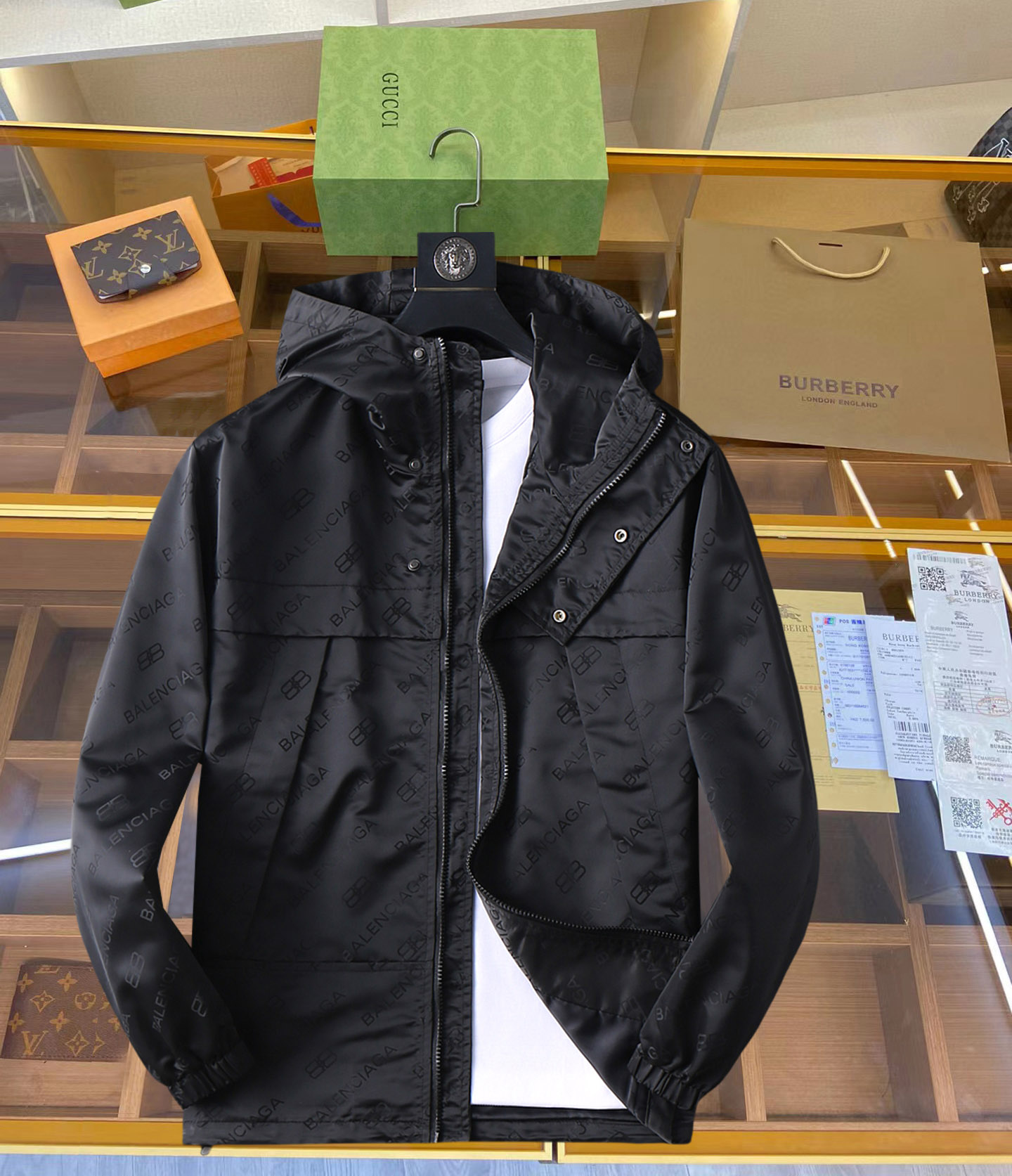 NO:126955,Balenciaga 2025 Spring New Men's Jacket, original single three-standard full high-end version!  Customized fabrics for counters are breathable and comfortable, with impeccable details, brand elements design concept, professional purchasing level reflects high quality. The feel is delicate and soft!  It is casually cut, with a great upper body style!  Code number M~XXXL,,balenciaga,jackets & coats,jackets & coats,alexander wang19860909巴黎世家 2025开春新款男士夹克外套,原单三标齐全高端版本！专柜定制面料 透气舒适度高,细节无可挑剔,品牌元素设计理念,专业代购级体现高品质.手感细腻柔软！呈现休闲裁剪,上身版型超赞！码数M～XXXL,,balenciaga,jackets & coats,jackets & coats,alexander wang,Men's clothing