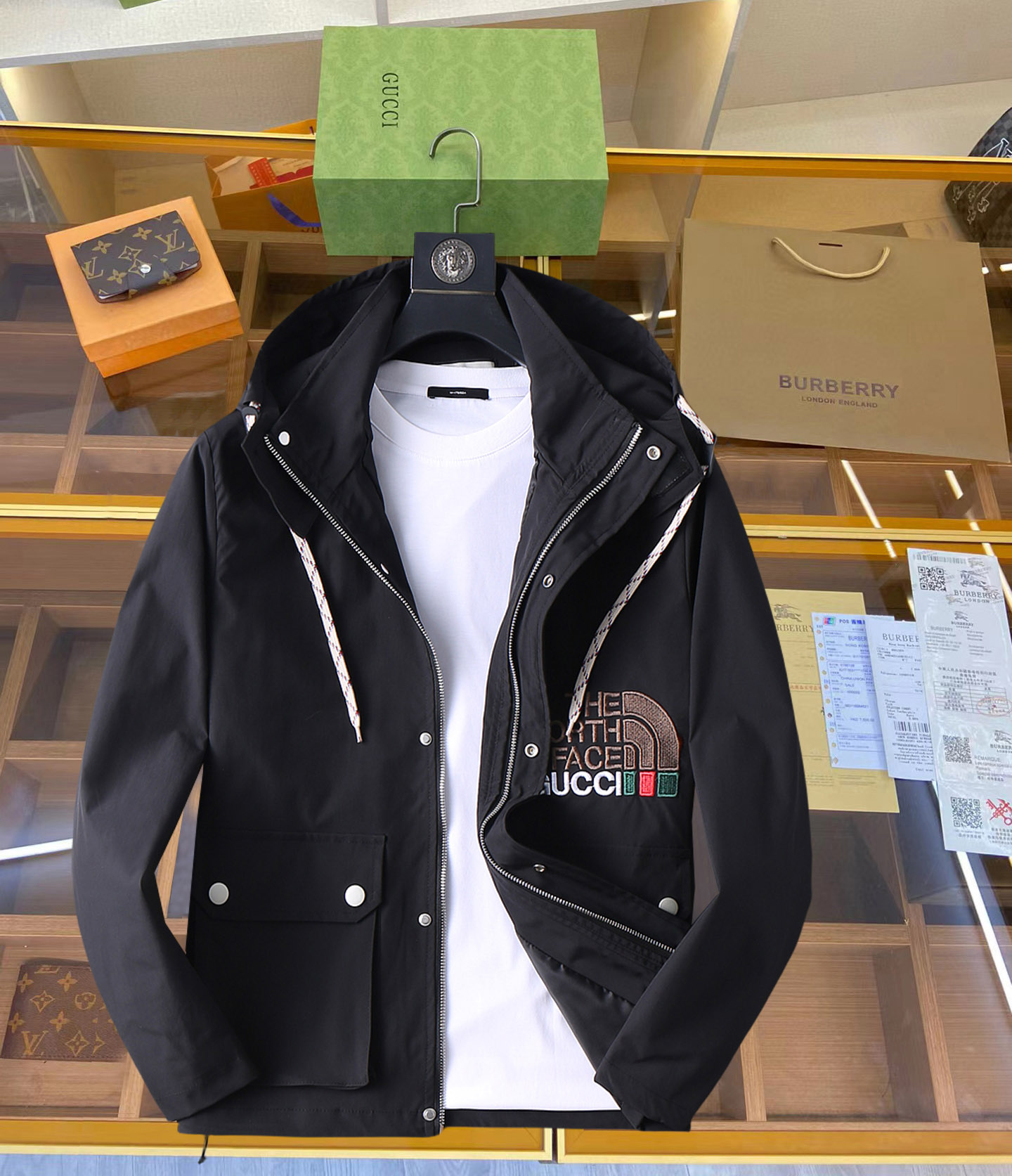 NO:126956,Guqi 2025 Spring New Men's Jacket, original single three-standard full high-end version!  Customized fabrics for counters are breathable and comfortable, with impeccable details, brand elements design concept, professional purchasing level reflects high quality. The feel is delicate and soft!  It is casually cut, with a great upper body style!  Code number M~XXXL,,jackets & coats,jackets & coats,alexander wang19860909古奇 2025开春新款男士夹克外套,原单三标齐全高端版本！专柜定制面料 透气舒适度高,细节无可挑剔,品牌元素设计理念,专业代购级体现高品质.手感细腻柔软！呈现休闲裁剪,上身版型超赞！码数M～XXXL,,jackets & coats,jackets & coats,alexander wang,Men's clothing