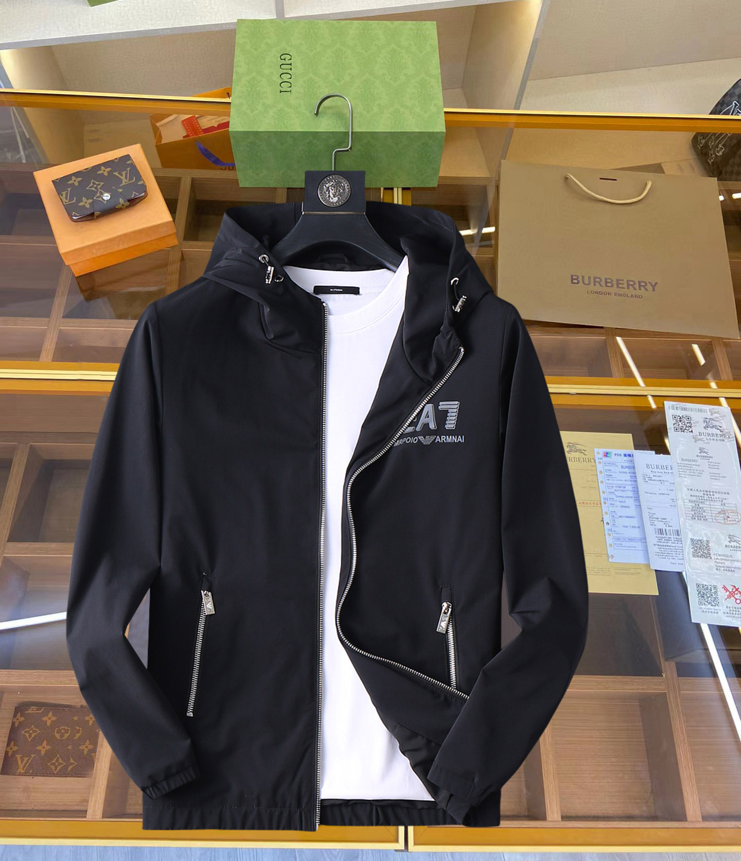 NO:126933,Armani 2025 Spring New Men's Jacket, original single three-standard full high-end version!  Customized fabrics for counters are breathable and comfortable, with impeccable details, brand elements design concept, professional purchasing level reflects high quality. The feel is delicate and soft!  It is casually cut, with a great upper body style!  Code number M~XXXL,,armani,jackets & coats,jackets & coats,alexander wang19860909阿玛尼 2025开春新款男士夹克外套,原单三标齐全高端版本！专柜定制面料 透气舒适度高,细节无可挑剔,品牌元素设计理念,专业代购级体现高品质.手感细腻柔软！呈现休闲裁剪,上身版型超赞！码数M～XXXL,,armani,jackets & coats,jackets & coats,alexander wang,Men's clothing