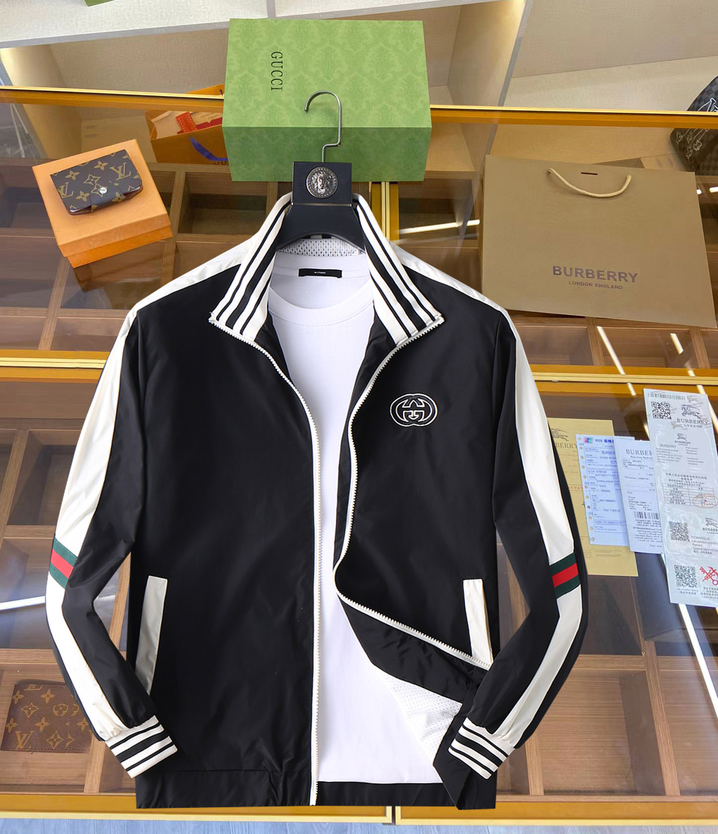 NO:126941,Guqi 2025 Spring New Men's Jacket, original single three-standard full high-end version!  Customized fabrics for counters are breathable and comfortable, with impeccable details, brand elements design concept, professional purchasing level reflects high quality. The feel is delicate and soft!  It is casually cut, with a great upper body style!  Code number M~XXXL,,jackets & coats,jackets & coats,alexander wang19860909古奇 2025开春新款男士夹克外套,原单三标齐全高端版本！专柜定制面料 透气舒适度高,细节无可挑剔,品牌元素设计理念,专业代购级体现高品质.手感细腻柔软！呈现休闲裁剪,上身版型超赞！码数M～XXXL,,jackets & coats,jackets & coats,alexander wang,Men's clothing