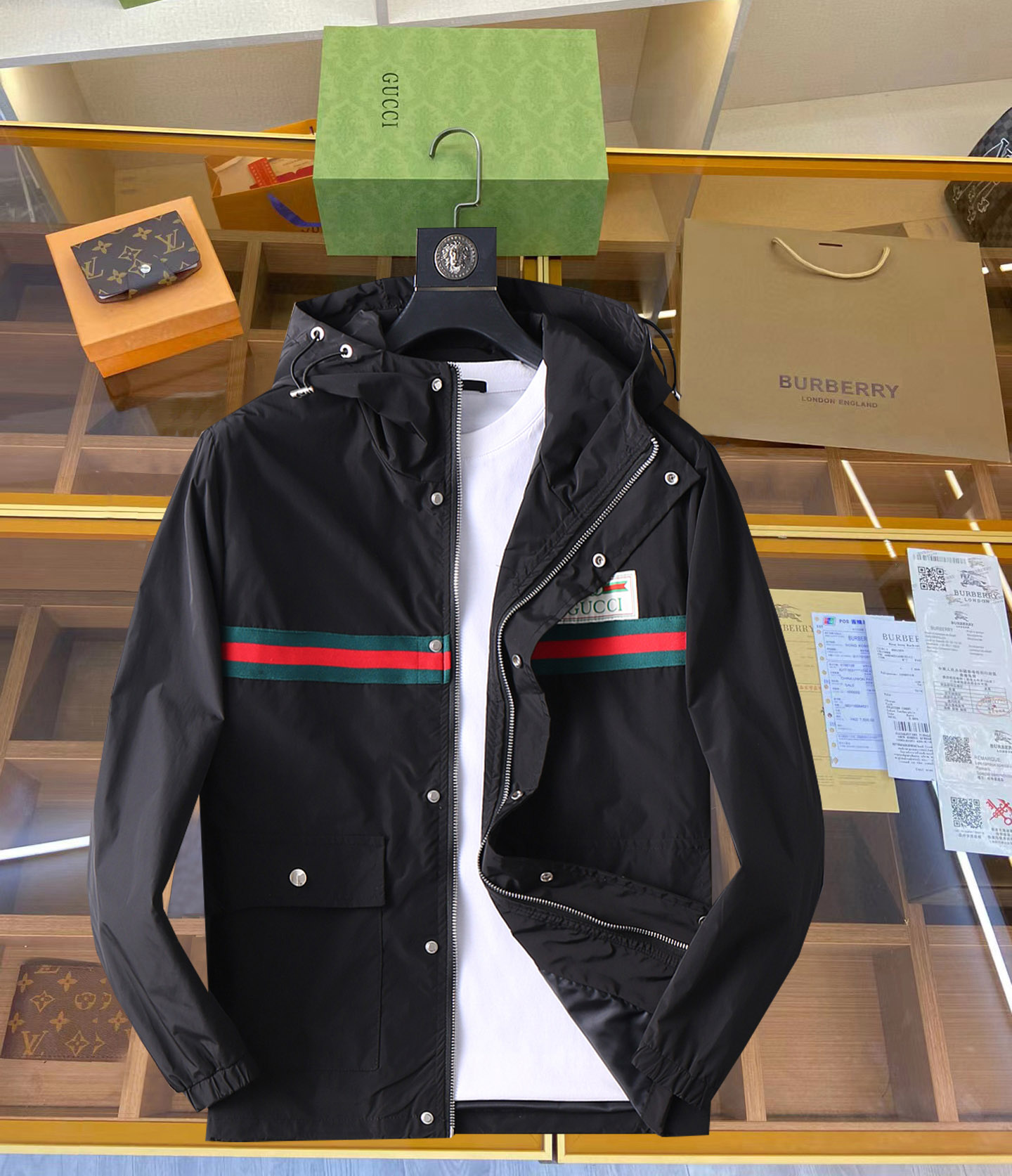 NO:126951,Guqi 2025 Spring New Men's Jacket, original single three-standard full high-end version!  Customized fabrics for counters are breathable and comfortable, with impeccable details, brand elements design concept, professional purchasing level reflects high quality. The feel is delicate and soft!  It is casually cut, with a great upper body style!  Code number M~XXXL,,jackets & coats,jackets & coats,alexander wang19860909古奇 2025开春新款男士夹克外套,原单三标齐全高端版本！专柜定制面料 透气舒适度高,细节无可挑剔,品牌元素设计理念,专业代购级体现高品质.手感细腻柔软！呈现休闲裁剪,上身版型超赞！码数M～XXXL,,jackets & coats,jackets & coats,alexander wang,Men's clothing