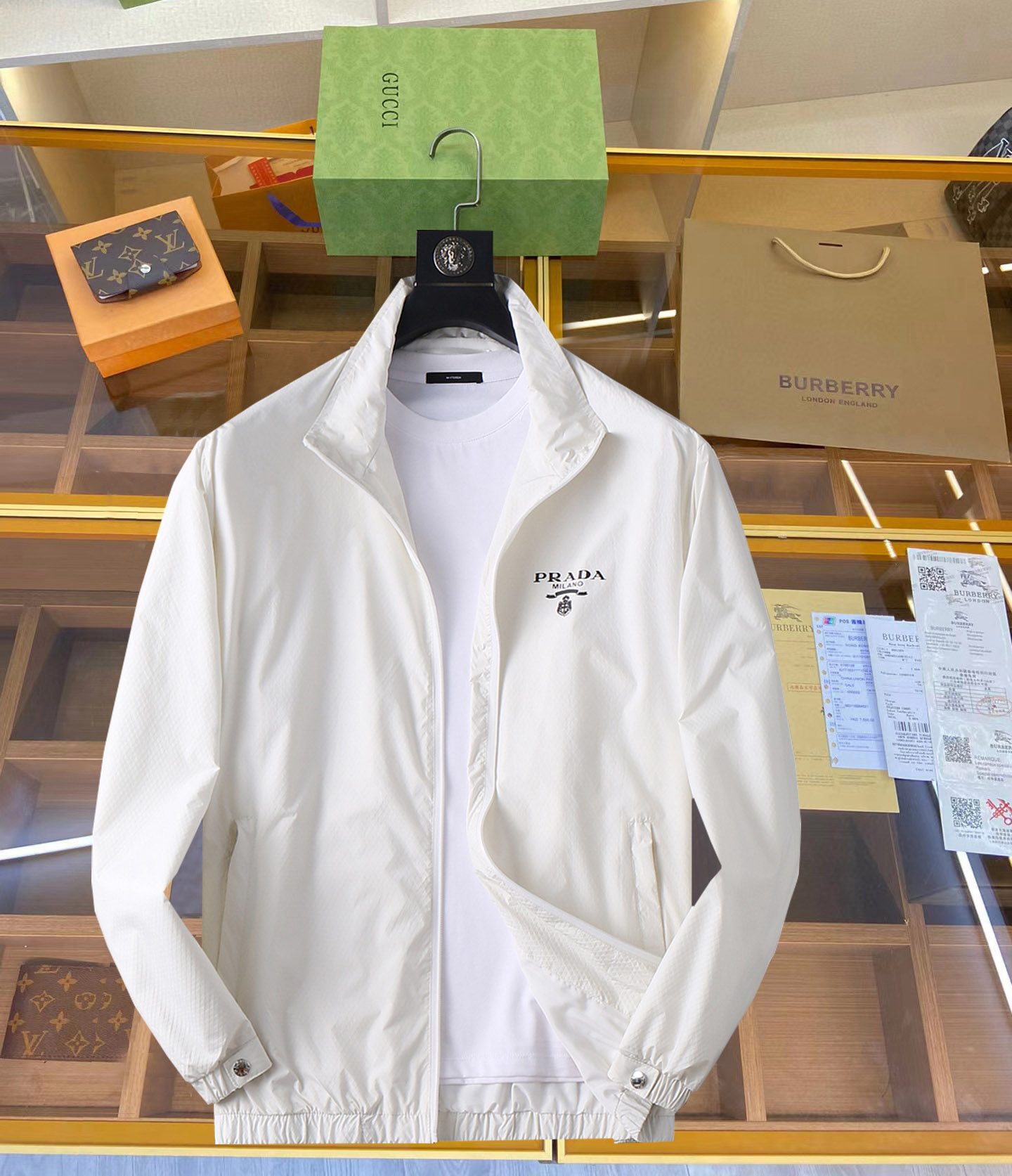 NO:126954,Prada 2025 Spring New Men's Jacket, original single three-standard full high-end version!  Customized fabrics for counters are breathable and comfortable, with impeccable details, brand elements design concept, professional purchasing level reflects high quality. The feel is delicate and soft!  It is casually cut, with a great upper body style!  Code number M~XXXL,,prada,jackets & coats,jackets & coats,alexander wang19860909普拉达 2025开春新款男士夹克外套,原单三标齐全高端版本！专柜定制面料 透气舒适度高,细节无可挑剔,品牌元素设计理念,专业代购级体现高品质.手感细腻柔软！呈现休闲裁剪,上身版型超赞！码数M～XXXL,,prada,jackets & coats,jackets & coats,alexander wang,Men's clothing