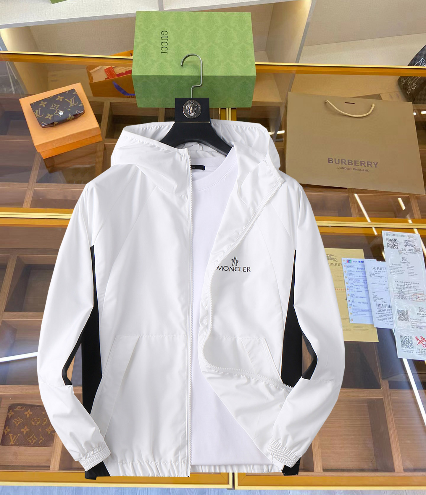 NO:126958,The new men's jacket for spring 2025, the original single three-standard full high-end version!  Customized fabrics for counters are breathable and comfortable, with impeccable details, brand elements design concept, professional purchasing level reflects high quality. The feel is delicate and soft!  It is casually cut, with a great upper body style!  Code number M~XXXL, Moncler, jackets & coats, jackets & coats, alexander wang19860909蒙口 2025开春新款男士夹克外套,原单三标齐全高端版本！专柜定制面料 透气舒适度高,细节无可挑剔,品牌元素设计理念,专业代购级体现高品质.手感细腻柔软！呈现休闲裁剪,上身版型超赞！码数M～XXXL,,Moncler,jackets & coats,jackets & coats,alexander wang,Men's clothing