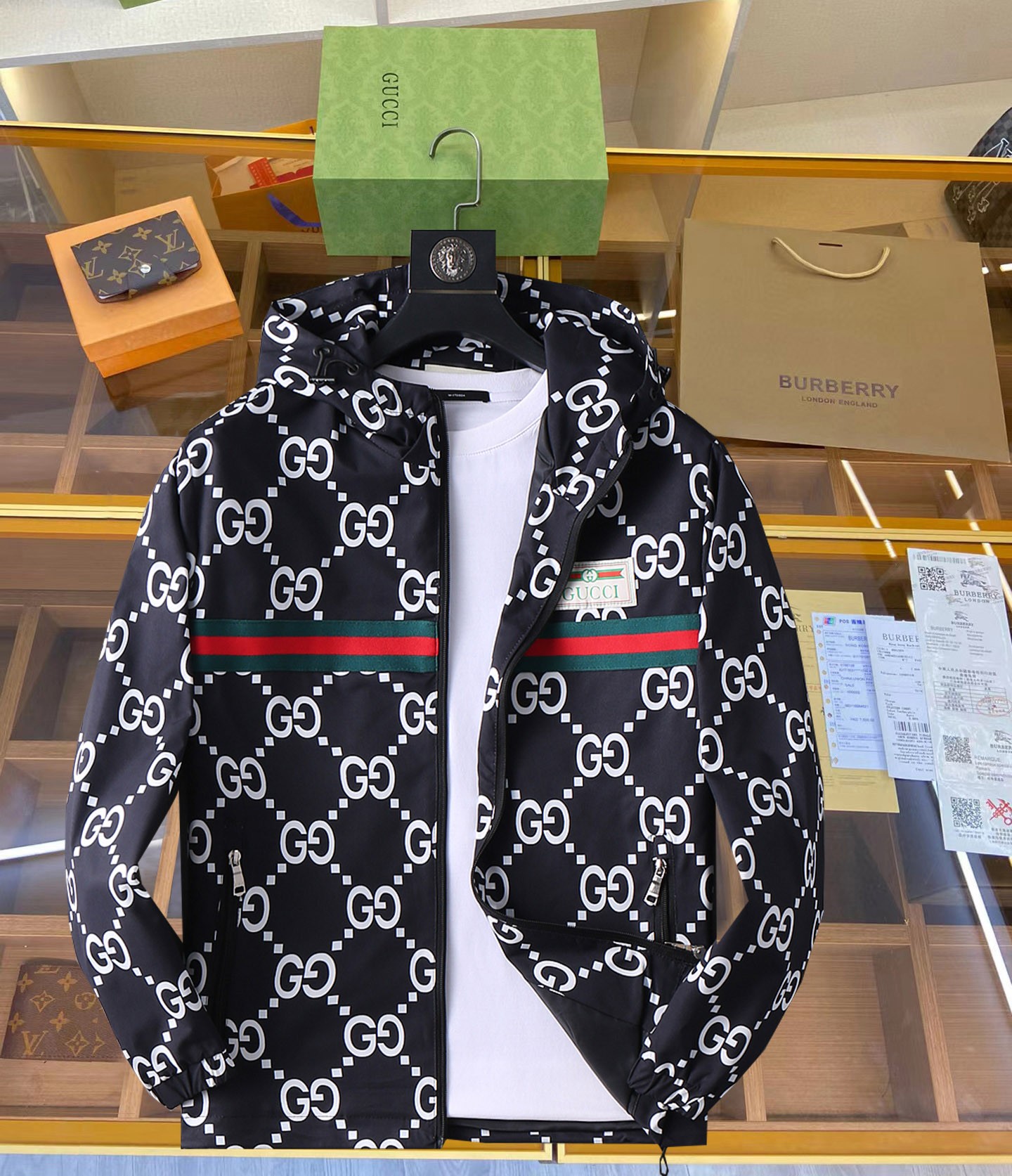 NO:126957,Guqi 2025 Spring New Men's Jacket, original single three-standard full high-end version!  Customized fabrics for counters are breathable and comfortable, with impeccable details, brand elements design concept, professional purchasing level reflects high quality. The feel is delicate and soft!  It is casually cut, with a great upper body style!  Code number M~XXXL,,jackets & coats,jackets & coats,alexander wang19860909古奇 2025开春新款男士夹克外套,原单三标齐全高端版本！专柜定制面料 透气舒适度高,细节无可挑剔,品牌元素设计理念,专业代购级体现高品质.手感细腻柔软！呈现休闲裁剪,上身版型超赞！码数M～XXXL,,jackets & coats,jackets & coats,alexander wang,Men's clothing