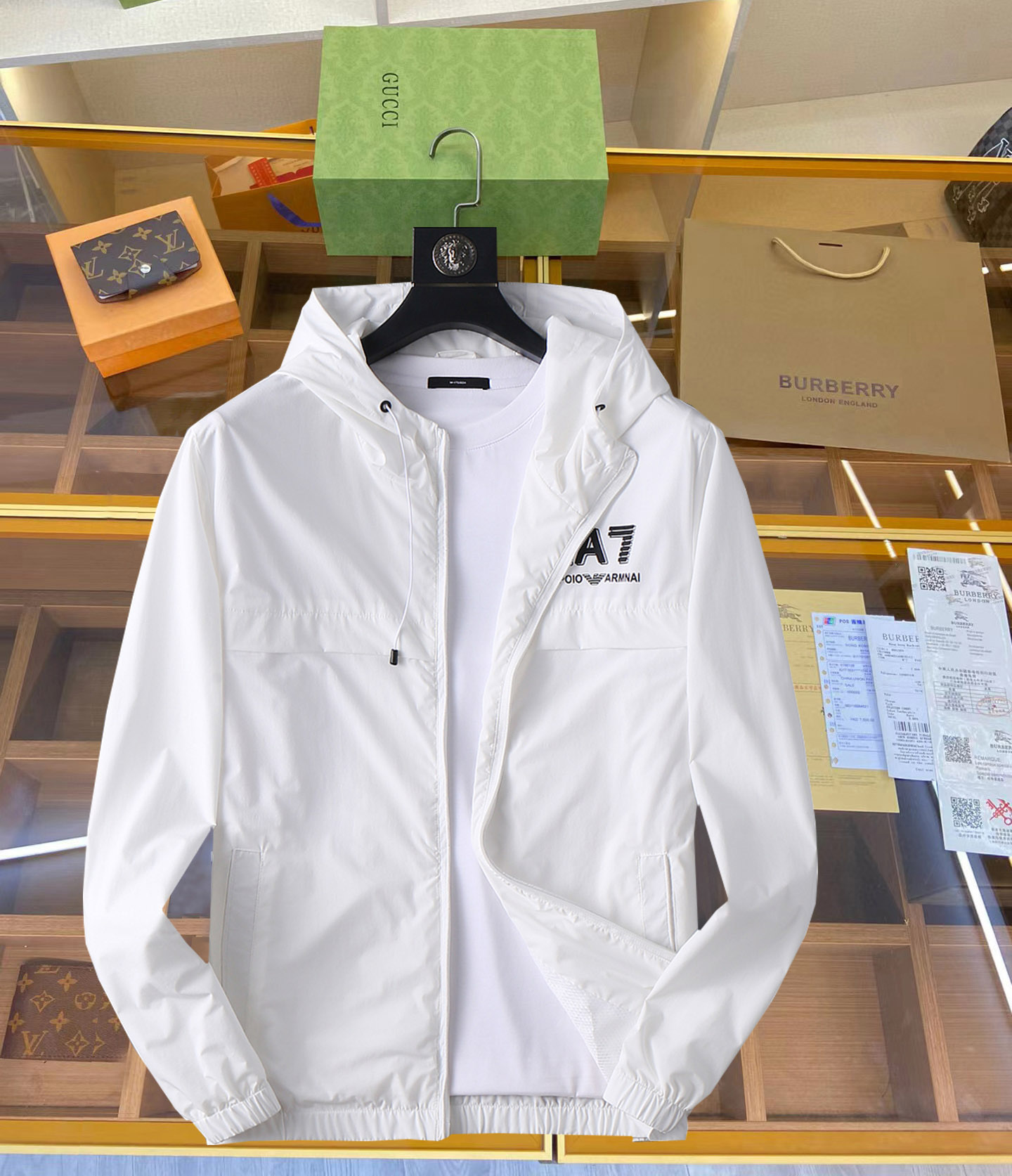 NO:126962,Armani 2025 Spring New Men's Jacket, original single three-standard full high-end version!  Customized fabrics for counters are breathable and comfortable, with impeccable details, brand elements design concept, professional purchasing level reflects high quality. The feel is delicate and soft!  It is casually cut, with a great upper body style!  Code number M~XXXL,,armani,jackets & coats,jackets & coats,alexander wang19860909阿玛尼 2025开春新款男士夹克外套,原单三标齐全高端版本！专柜定制面料 透气舒适度高,细节无可挑剔,品牌元素设计理念,专业代购级体现高品质.手感细腻柔软！呈现休闲裁剪,上身版型超赞！码数M～XXXL,,armani,jackets & coats,jackets & coats,alexander wang,Men's clothing