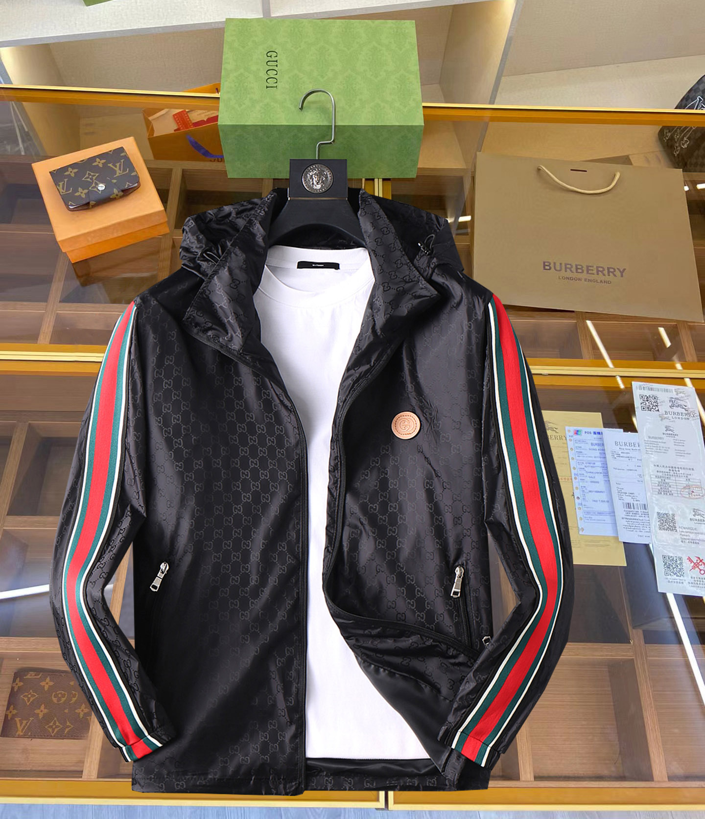 NO:126964,Guqi 2025 Spring New Men's Jacket, original single three-standard full high-end version!  Customized fabrics for counters are breathable and comfortable, with impeccable details, brand elements design concept, professional purchasing level reflects high quality. The feel is delicate and soft!  It is casually cut, with a great upper body style!  Code number M~XXXL,,jackets & coats,jackets & coats,alexander wang19860909古奇 2025开春新款男士夹克外套,原单三标齐全高端版本！专柜定制面料 透气舒适度高,细节无可挑剔,品牌元素设计理念,专业代购级体现高品质.手感细腻柔软！呈现休闲裁剪,上身版型超赞！码数M～XXXL,,jackets & coats,jackets & coats,alexander wang,Men's clothing