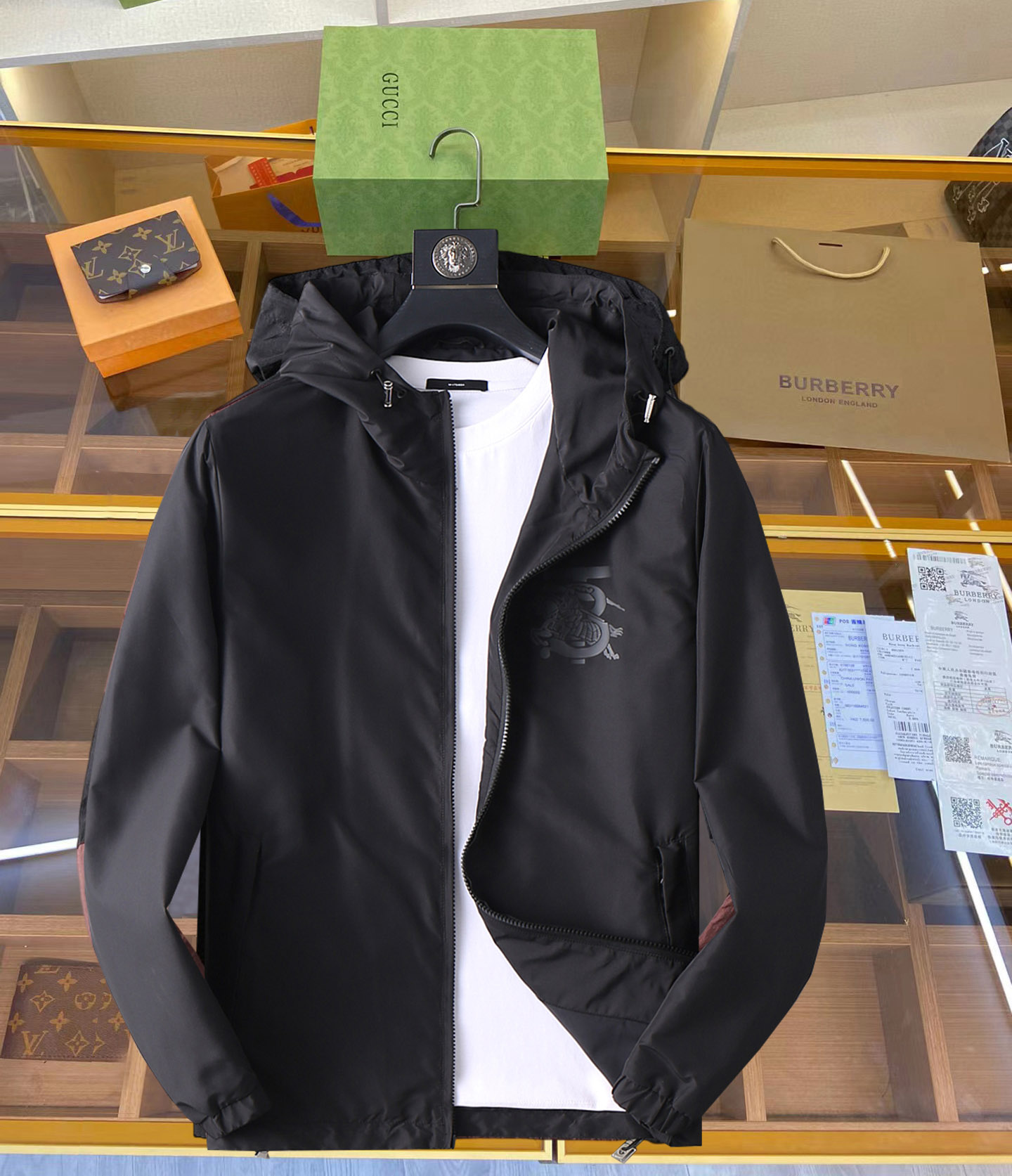 NO:126966,Burberry's new men's jacket in the spring of 2025, the original single three-standard high-end version!  Customized fabrics for counters are breathable and comfortable, with impeccable details, brand elements design concept, professional purchasing level reflects high quality. The feel is delicate and soft!  It is casually cut, with a great upper body style!  Code number M~XXXL, burberry, jackets & coats, jackets & coats, alexander wang19860909巴宝莉 2025开春新款男士夹克外套,原单三标齐全高端版本！专柜定制面料 透气舒适度高,细节无可挑剔,品牌元素设计理念,专业代购级体现高品质.手感细腻柔软！呈现休闲裁剪,上身版型超赞！码数M～XXXL,,burberry,jackets & coats,jackets & coats,alexander wang,Men's clothing