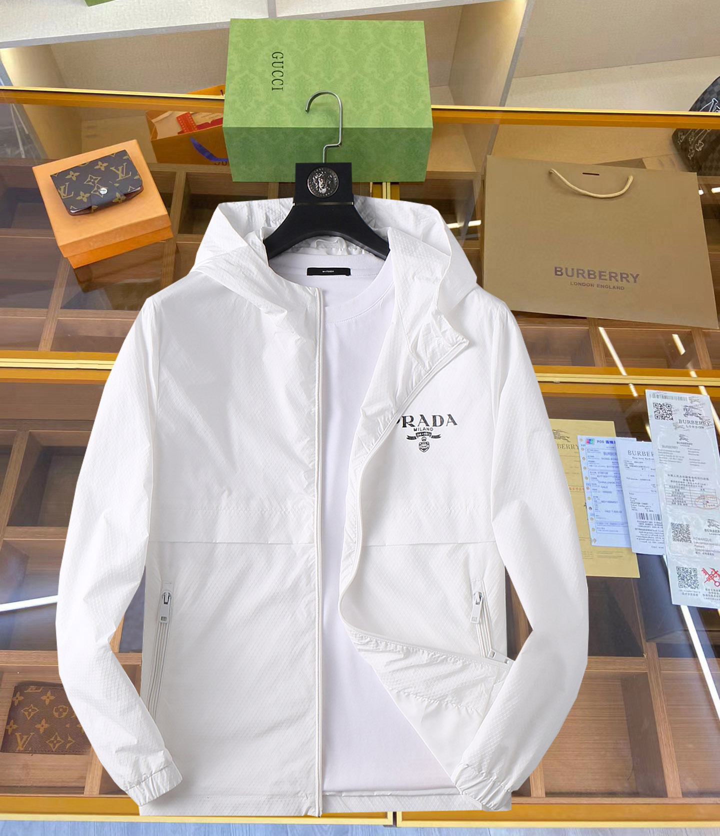 NO:126974,Prada 2025 Spring New Men's Jacket, original single three-standard full high-end version!  Customized fabrics for counters are breathable and comfortable, with impeccable details, brand elements design concept, professional purchasing level reflects high quality. The feel is delicate and soft!  It is casually cut, with a great upper body style!  Code number M~XXXL,,prada,jackets & coats,jackets & coats,alexander wang19860909普拉达 2025开春新款男士夹克外套,原单三标齐全高端版本！专柜定制面料 透气舒适度高,细节无可挑剔,品牌元素设计理念,专业代购级体现高品质.手感细腻柔软！呈现休闲裁剪,上身版型超赞！码数M～XXXL,,prada,jackets & coats,jackets & coats,alexander wang,Men's clothing