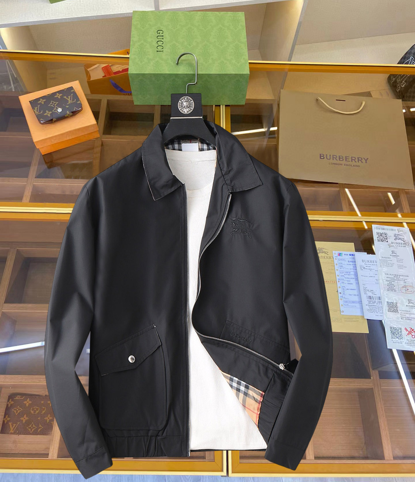 NO:126908,Burberry's new men's jacket in the spring of 2025, the original single three-standard high-end version!  Customized fabrics for counters are breathable and comfortable, with impeccable details, brand elements design concept, professional purchasing level reflects high quality. The feel is delicate and soft!  It is casually cut, with a great upper body style!  Code number M~XXXL, burberry, jackets & coats, jackets & coats, alexander wang19860909巴宝莉 2025开春新款男士夹克外套,原单三标齐全高端版本！专柜定制面料 透气舒适度高,细节无可挑剔,品牌元素设计理念,专业代购级体现高品质.手感细腻柔软！呈现休闲裁剪,上身版型超赞！码数M～XXXL,,burberry,jackets & coats,jackets & coats,alexander wang,Men's clothing