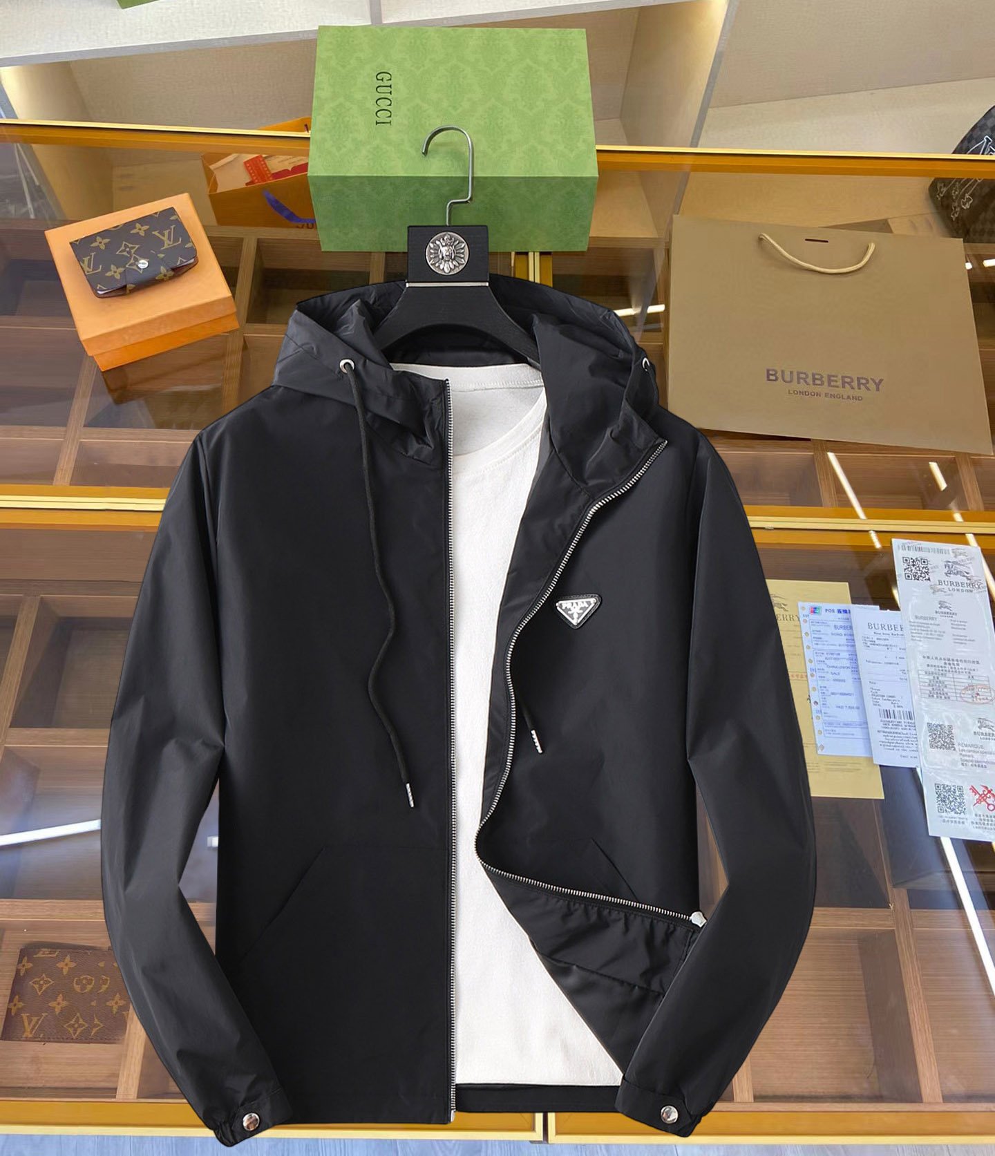 NO:126909,Prada 2025 Spring New Men's Jacket, original single three-standard full high-end version!  Customized fabrics for counters are breathable and comfortable, with impeccable details, brand elements design concept, professional purchasing level reflects high quality. The feel is delicate and soft!  It is casually cut, with a great upper body style!  Code number M~XXXL,,prada,jackets & coats,jackets & coats,alexander wang19860909普拉达 2025开春新款男士夹克外套,原单三标齐全高端版本！专柜定制面料 透气舒适度高,细节无可挑剔,品牌元素设计理念,专业代购级体现高品质.手感细腻柔软！呈现休闲裁剪,上身版型超赞！码数M～XXXL,,prada,jackets & coats,jackets & coats,alexander wang,Men's clothing