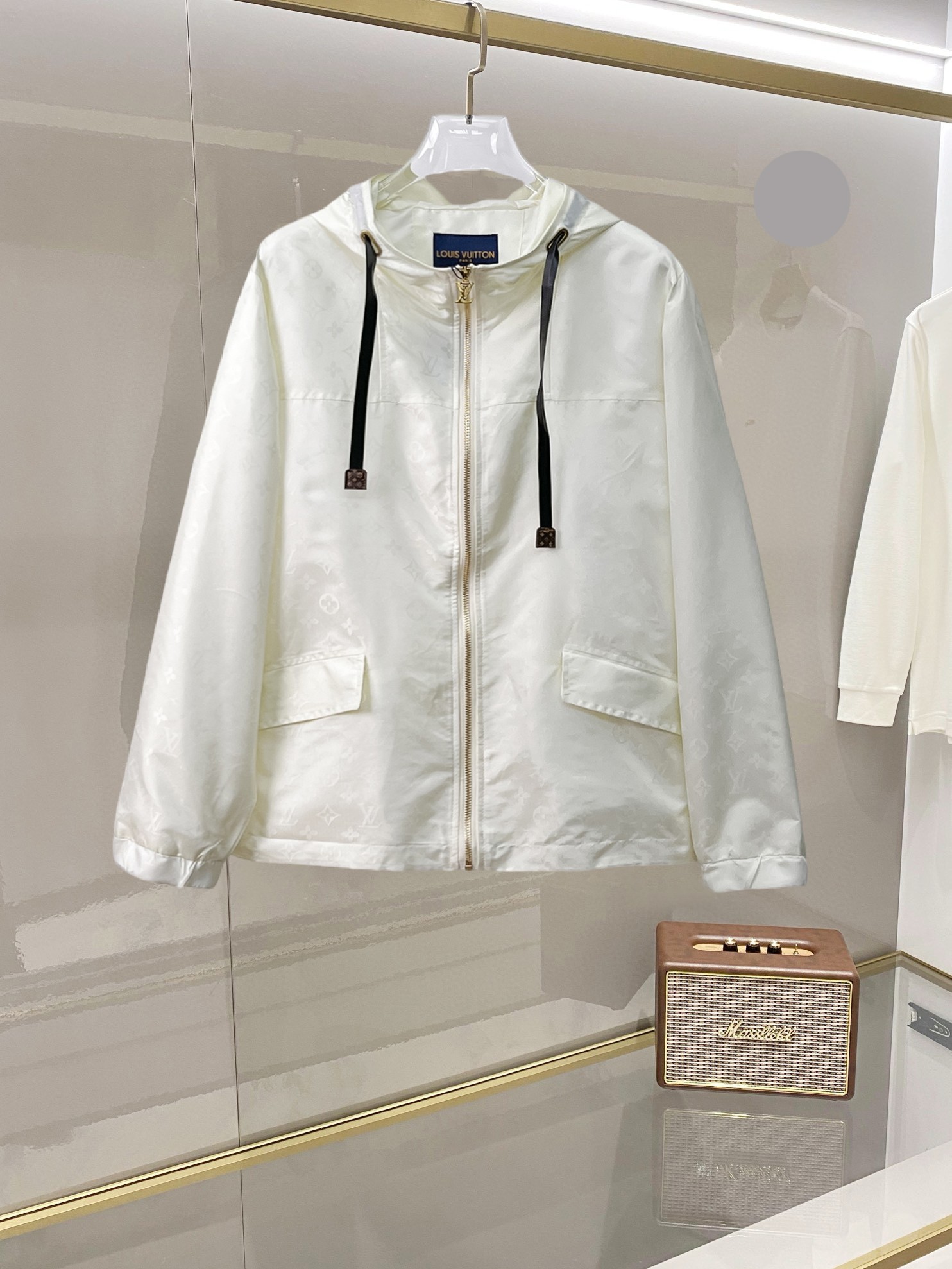 NO:732296,LV 2026 spring new jacket, the new product on the show is in perfect condition, comfortable and warm, complete with three labels, full and attractive color, very outstanding design, easily upgrades the fashion sense, extremely elegant and rigorous workmanship, neat and meticulous wiring!  A masterpiece from a famous designer!  The upper body does not look bloated and is super handsome!  Available size M ~ 3XL,,louis vuitton,jackets & coats,jackets & coats,19860909LV 2026开春新款夹克外套,秀场新品品相非常完美,舒适保暖,三标齐全色泽饱满诱人,非常出彩的设计,轻松将时髦感进阶,做工极为考究严谨,走线工整细致！大牌设计师巨作！上身不显臃肿、超级帅气！现货码数M ～ 3XL,,louis vuitton,jackets & coats,jackets & coats,,Men's clothing