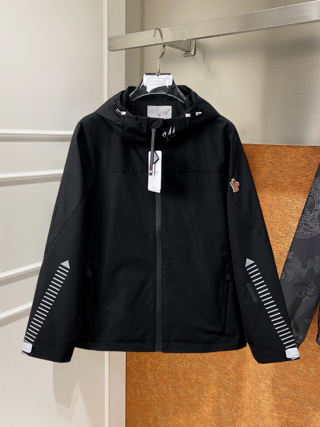 NO:746844,Mengkou 2026 new spring jacket, the new product on the show is in perfect condition, comfortable and warm, complete with three labels, full and attractive color, very outstanding design, easily upgrades the sense of fashion, the workmanship is extremely sophisticated and rigorous, and the wiring is neat and meticulous!  A masterpiece from a famous designer!  The upper body does not look bloated and is super handsome!  Available sizes M ~ XXXL,,Moncler,jackets & coats,jackets & coats,19860909蒙口 2026开春新款夹克外套,秀场新品品相非常完美,舒适保暖,三标齐全色泽饱满诱人,非常出彩的设计,轻松将时髦感进阶,做工极为考究严谨,走线工整细致！大牌设计师巨作！上身不显臃肿、超级帅气！现货码数M ～ XXXL,,Moncler,jackets & coats,jackets & coats,,Men's clothing