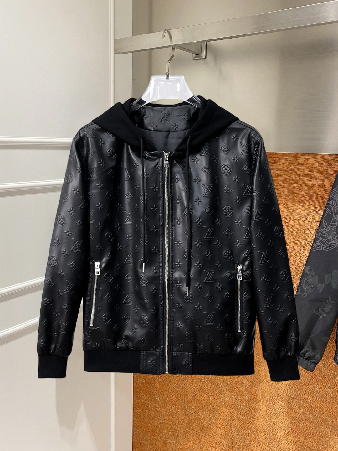 NO:746861,The same style on the LV official website, on sale simultaneously!  2026 new spring men's leather jackets, high-end version with complete three-standard original order!  Custom-made fabrics at the counter are highly breathable and comfortable, with impeccable details and brand element design concepts, reflecting high quality. It feels delicate and soft!  It presents a casual cut and the upper body shape is awesome!  Size M～3XL, the maximum weight is 200 pounds, please state your height and weight when placing an order.,,louis vuitton,jackets & coats,jackets & coats,leather jacket,19860909LV 官网同款,同步发售！2026开春新款男士夹克皮衣外套,原单三标齐全高端版本！专柜定制面料 透气舒适度高,细节无可挑剔,品牌元素设计理念,体现高品质.手感细腻柔软！呈现休闲裁剪,上身版型超赞！码数M～3XL最大穿200斤,下单报身高体重.,,louis vuitton,jackets & coats,jackets & coats,leather jacket,,Men's clothing