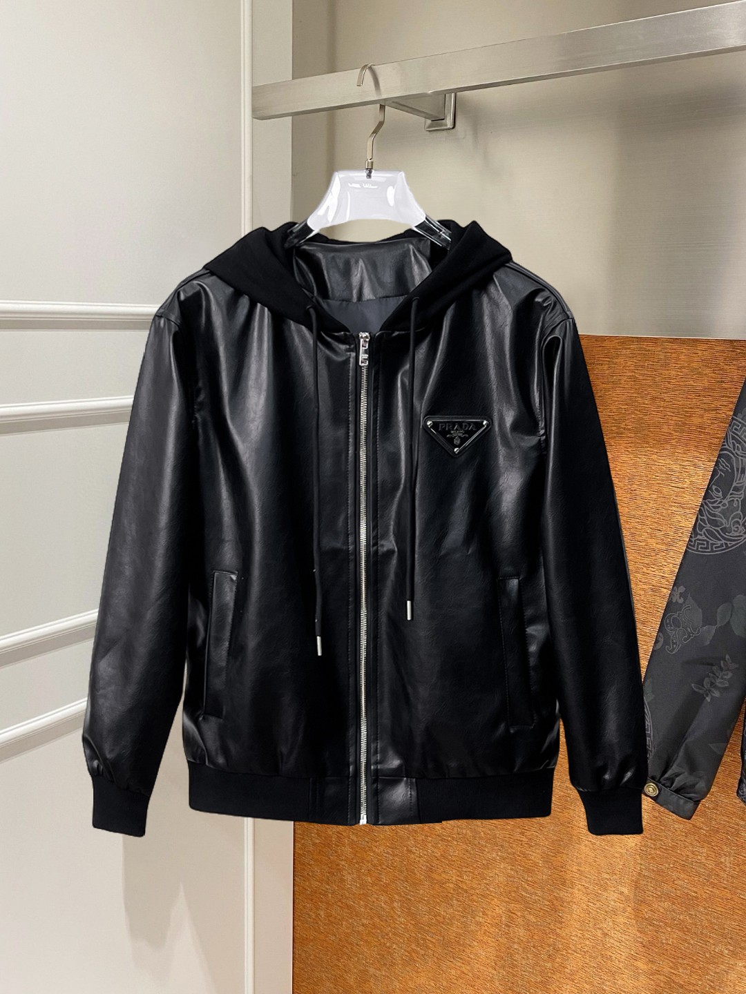 NO:746863,Same style as Prada official website, on sale simultaneously!  2026 new spring men's leather jackets, high-end version with complete three-standard original order!  Custom-made fabrics at the counter are highly breathable and comfortable, with impeccable details and brand element design concepts, reflecting high quality. It feels delicate and soft!  It presents a casual cut and the upper body shape is awesome!  Sizes M～3XL can be worn up to 200 pounds, please state your height and weight when placing an order.,,prada,jackets & coats,jackets & coats,leather jacket,19860909普拉达 官网同款,同步发售！2026开春新款男士夹克皮衣外套,原单三标齐全高端版本！专柜定制面料 透气舒适度高,细节无可挑剔,品牌元素设计理念,体现高品质.手感细腻柔软！呈现休闲裁剪,上身版型超赞！码数M～3XL最大穿200斤,下单报身高体重.,,prada,jackets & coats,jackets & coats,leather jacket,,Men's clothing