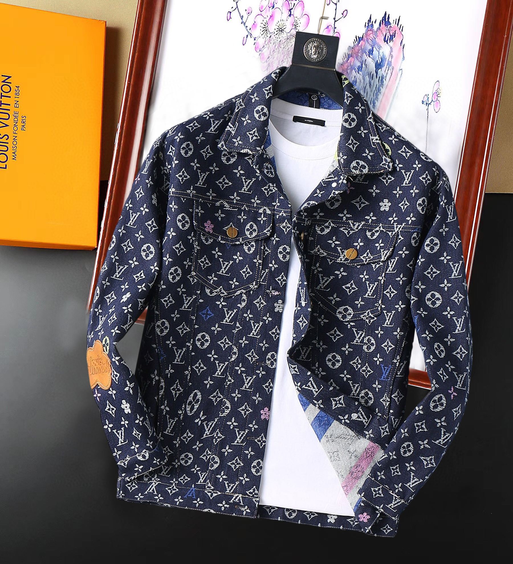 NO:128994,LV 2025 Spring New Jacket Jacket, the new product on the show is perfect, comfortable and warm, the three-standard complete colors and full and attractive, and the very outstanding design easily advances the sense of fashion. The workmanship is extremely exquisite and rigorous, and the wiring is neat and meticulous!  A masterpiece of a big-name designer!  The upper body doesn't look bloated and super handsome!  Spot code M ~ XXXL,,louis vuitton,jackets & coats,jackets & coats,alexander wang19860909LV 2025开春新款夹克外套,秀场新品品相非常完美,舒适保暖,三标齐全色泽饱满诱人,非常出彩的设计,轻松将时髦感进阶,做工极为考究严谨,走线工整细致！大牌设计师巨作！上身不显臃肿、超级帅气！现货码数M ～ XXXL,,louis vuitton,jackets & coats,jackets & coats,alexander wang,Men's clothing