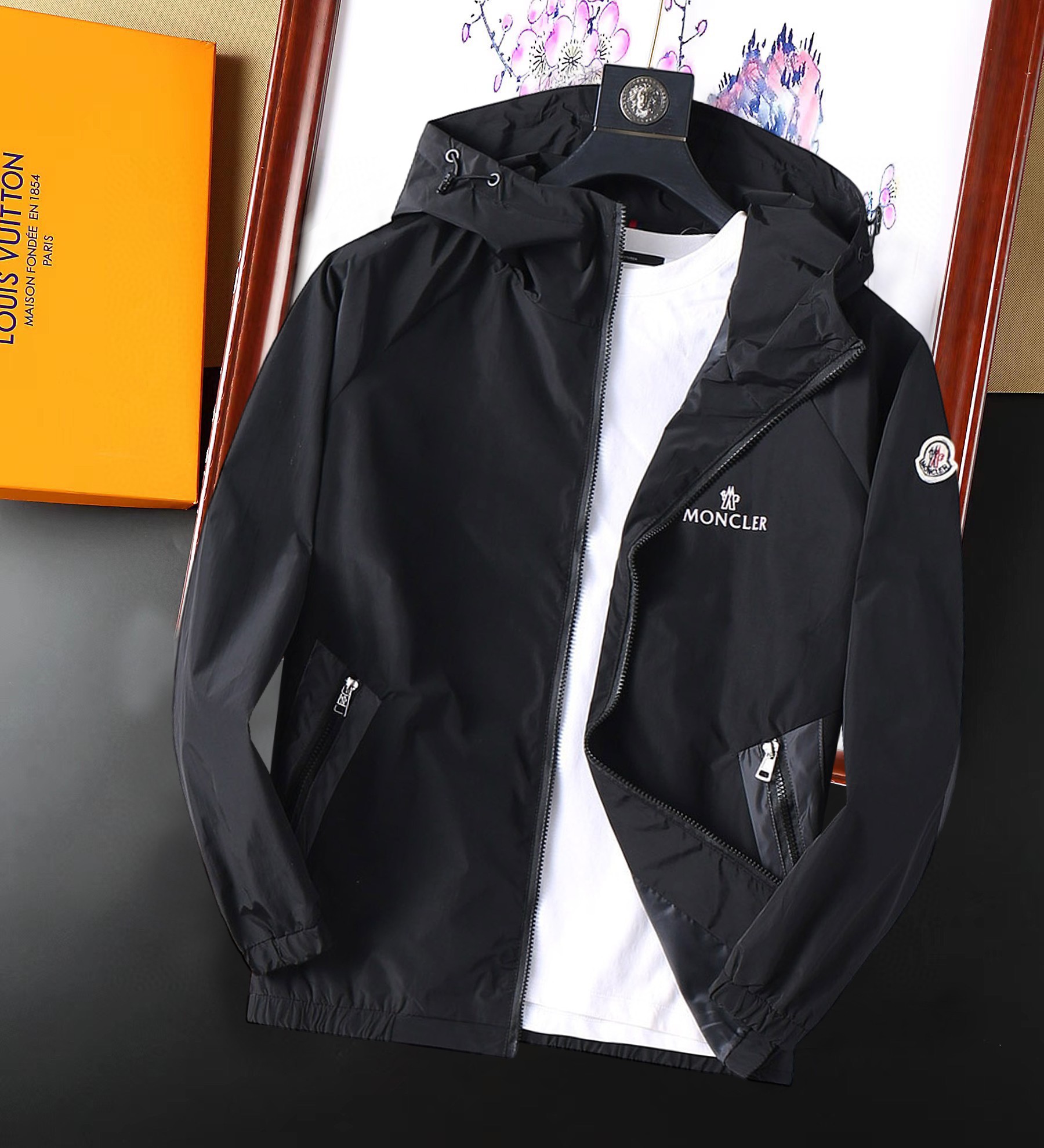 NO:128996,The new jacket and jacket for the spring of 2025 are perfect in the show, comfortable and warm, the three-standard complete colors and full and attractive, and the very outstanding design easily advances the sense of fashion. The workmanship is extremely exquisite and rigorous, and the wiring is neat and meticulous!  A masterpiece of a big-name designer!  The upper body doesn't look bloated and super handsome!  Spot code M ~ XXXL,,Moncler,jackets & coats,jackets & coats,alexander wang19860909蒙口 2025开春新款夹克外套,秀场新品品相非常完美,舒适保暖,三标齐全色泽饱满诱人,非常出彩的设计,轻松将时髦感进阶,做工极为考究严谨,走线工整细致！大牌设计师巨作！上身不显臃肿、超级帅气！现货码数M ～ XXXL,,Moncler,jackets & coats,jackets & coats,alexander wang,Men's clothing