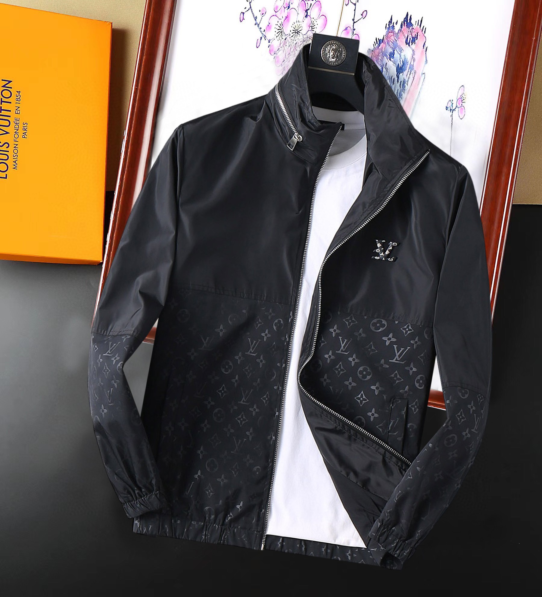 NO:128998,LV 2025 Spring New Jacket Jacket, the new product on the show is perfect, comfortable and warm, the three-standard complete colors and full and attractive, and the very outstanding design easily advances the sense of fashion. The workmanship is extremely exquisite and rigorous, and the wiring is neat and meticulous!  A masterpiece of a big-name designer!  The upper body doesn't look bloated and super handsome!  Spot code M ~ XXXL,,louis vuitton,jackets & coats,jackets & coats,alexander wang19860909LV 2025开春新款夹克外套,秀场新品品相非常完美,舒适保暖,三标齐全色泽饱满诱人,非常出彩的设计,轻松将时髦感进阶,做工极为考究严谨,走线工整细致！大牌设计师巨作！上身不显臃肿、超级帅气！现货码数M ～ XXXL,,louis vuitton,jackets & coats,jackets & coats,alexander wang,Men's clothing