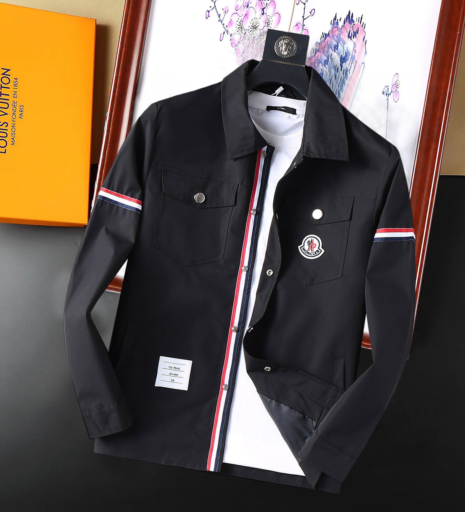 NO:129000,The new jacket and jacket for the spring of 2025 are perfect in the show, comfortable and warm, the three-standard complete colors and full and attractive, and the very outstanding design easily advances the sense of fashion. The workmanship is extremely exquisite and rigorous, and the wiring is neat and meticulous!  A masterpiece of a big-name designer!  The upper body doesn't look bloated and super handsome!  Spot code M ~ XXXL,,Moncler,jackets & coats,jackets & coats,alexander wang19860909蒙口 2025开春新款夹克外套,秀场新品品相非常完美,舒适保暖,三标齐全色泽饱满诱人,非常出彩的设计,轻松将时髦感进阶,做工极为考究严谨,走线工整细致！大牌设计师巨作！上身不显臃肿、超级帅气！现货码数M ～ XXXL,,Moncler,jackets & coats,jackets & coats,alexander wang,Men's clothing