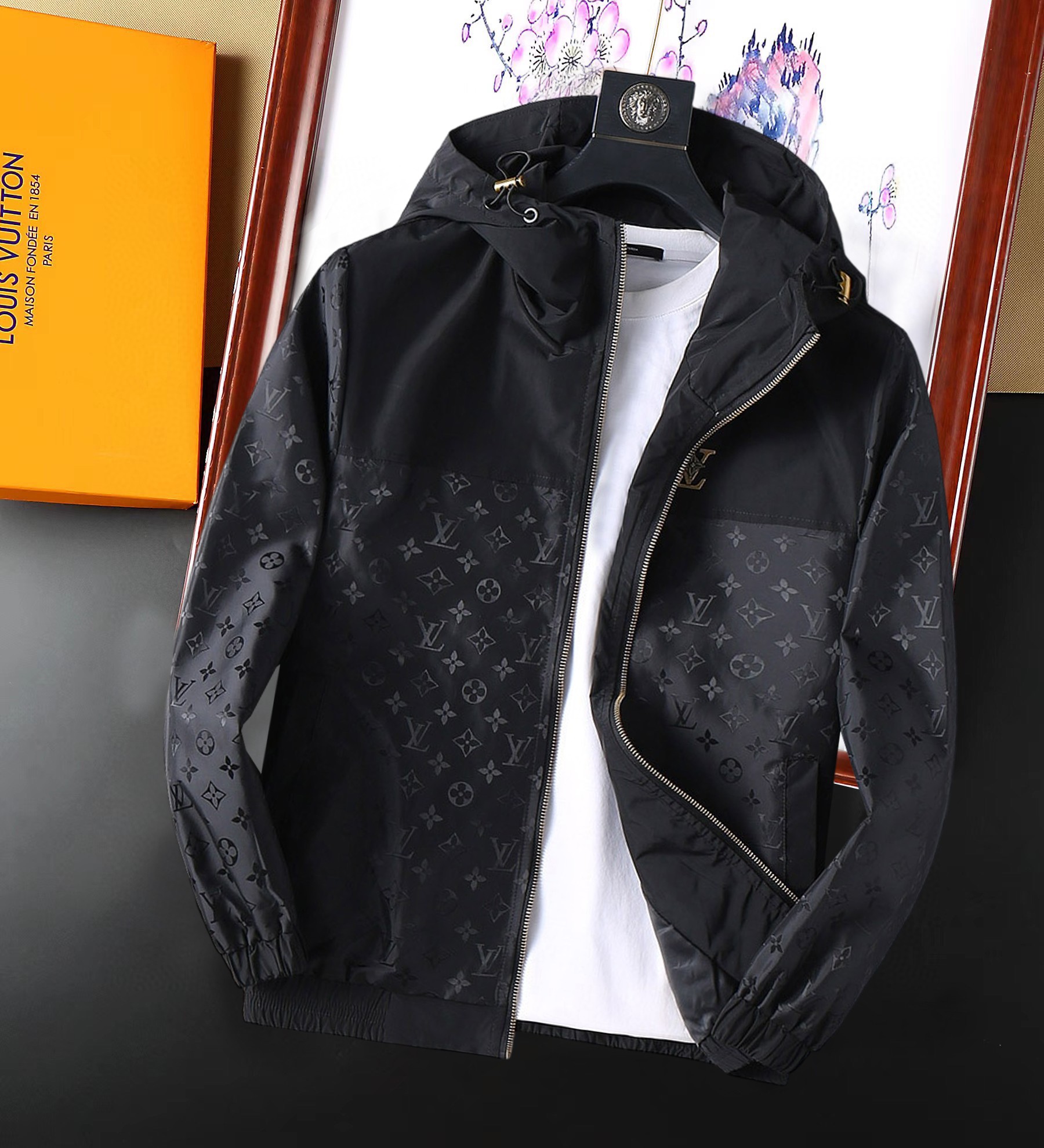 NO:129001,LV 2025 Spring New Jacket Jacket, the new product on the show is perfect, comfortable and warm, the three-standard complete colors and full and attractive, and the very outstanding design easily advances the sense of fashion. The workmanship is extremely exquisite and rigorous, and the wiring is neat and meticulous!  A masterpiece of a big-name designer!  The upper body doesn't look bloated and super handsome!  Spot code M ~ XXXL,,louis vuitton,jackets & coats,jackets & coats,alexander wang19860909LV 2025开春新款夹克外套,秀场新品品相非常完美,舒适保暖,三标齐全色泽饱满诱人,非常出彩的设计,轻松将时髦感进阶,做工极为考究严谨,走线工整细致！大牌设计师巨作！上身不显臃肿、超级帅气！现货码数M ～ XXXL,,louis vuitton,jackets & coats,jackets & coats,alexander wang,Men's clothing