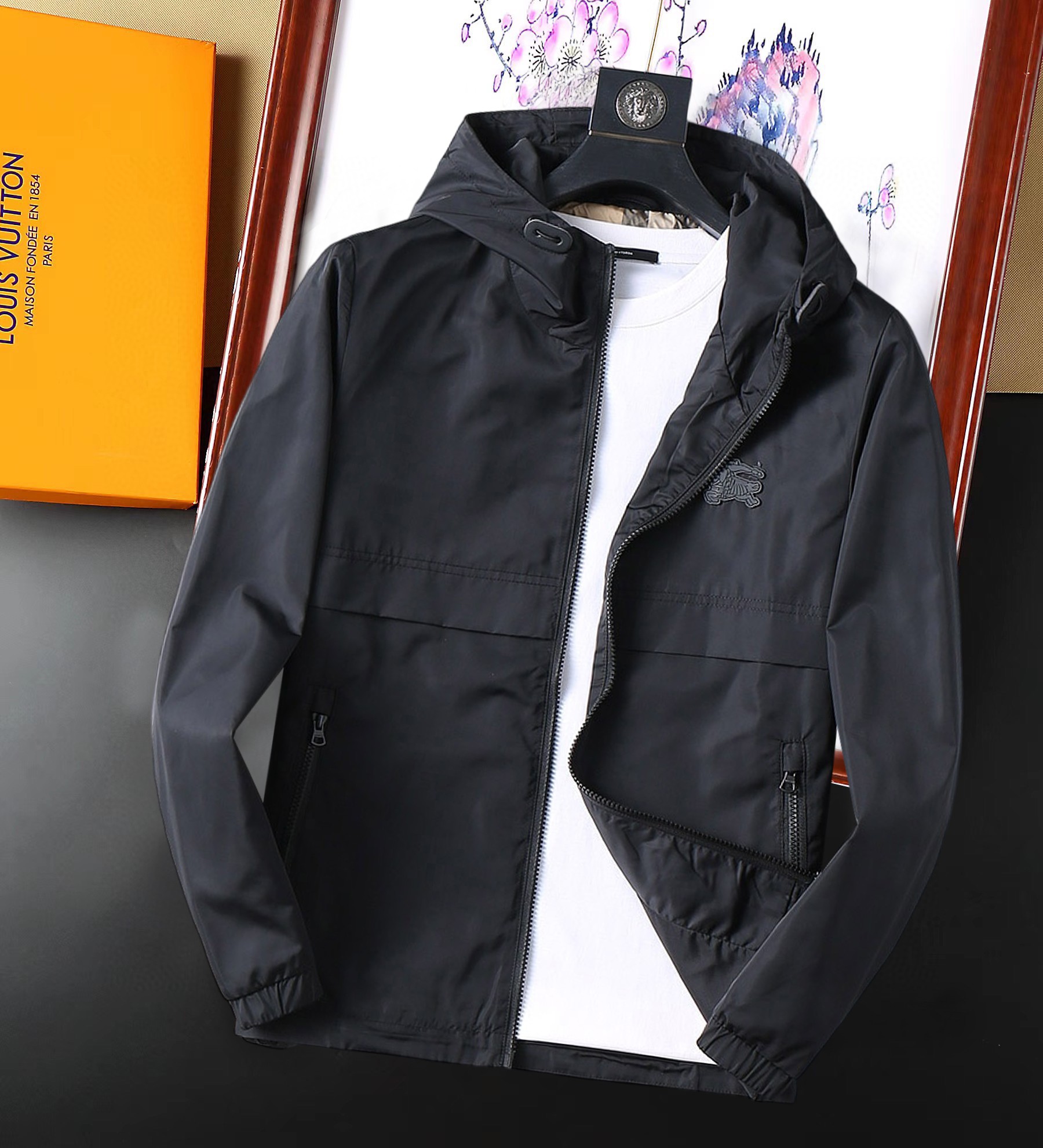 NO:129006,Burberry's new spring jacket 2025, the new product on the show is perfect, comfortable and warm, the three-standard complete colors and full and attractive, and the very outstanding design easily advances the sense of fashion. The workmanship is extremely exquisite and rigorous, and the wiring is neat and meticulous!  A masterpiece of a big-name designer!  The upper body doesn't look bloated and super handsome!  Spot code M ~ XXXL,,burberry,jackets & coats,jackets & coats,alexander wang19860909巴宝莉 2025开春新款夹克外套,秀场新品品相非常完美,舒适保暖,三标齐全色泽饱满诱人,非常出彩的设计,轻松将时髦感进阶,做工极为考究严谨,走线工整细致！大牌设计师巨作！上身不显臃肿、超级帅气！现货码数M ～ XXXL,,burberry,jackets & coats,jackets & coats,alexander wang,Men's clothing