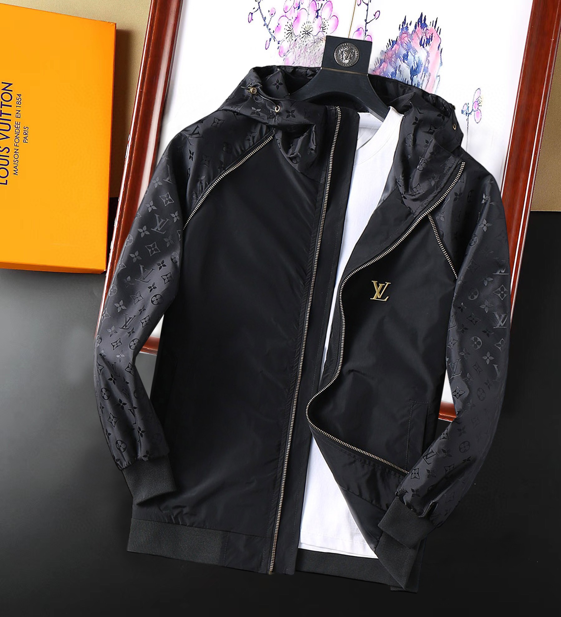 NO:129009,LV 2025 Spring New Jacket Jacket, the new product on the show is perfect, comfortable and warm, the three-standard complete colors and full and attractive, and the very outstanding design easily advances the sense of fashion. The workmanship is extremely exquisite and rigorous, and the wiring is neat and meticulous!  A masterpiece of a big-name designer!  The upper body doesn't look bloated and super handsome!  Spot code M ~ XXXL,,louis vuitton,jackets & coats,jackets & coats,alexander wang19860909LV 2025开春新款夹克外套,秀场新品品相非常完美,舒适保暖,三标齐全色泽饱满诱人,非常出彩的设计,轻松将时髦感进阶,做工极为考究严谨,走线工整细致！大牌设计师巨作！上身不显臃肿、超级帅气！现货码数M ～ XXXL,,louis vuitton,jackets & coats,jackets & coats,alexander wang,Men's clothing