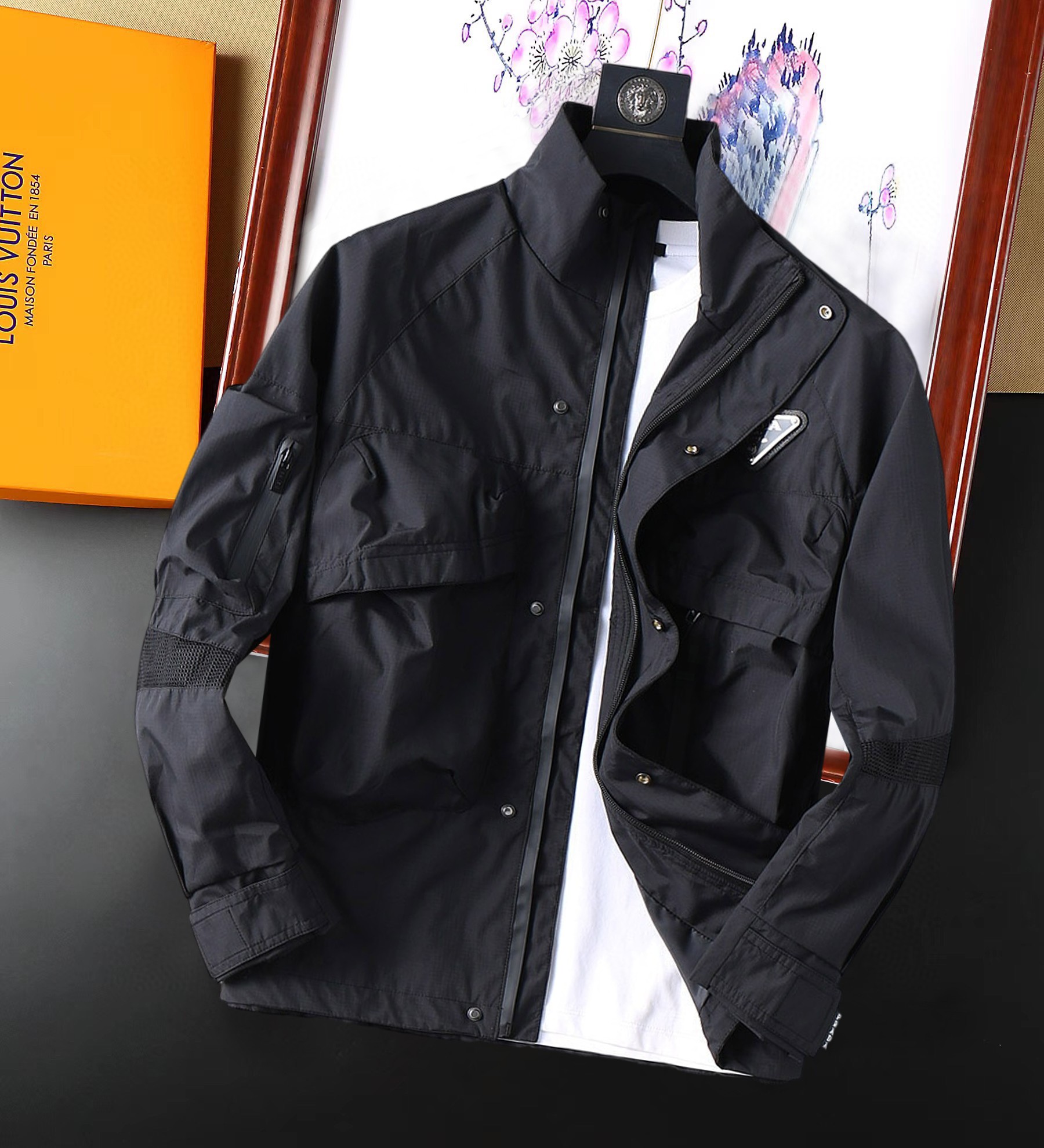 NO:129012,Prada 2025 Spring New Jacket Jacket, the new product on the show is perfect, comfortable and warm, the three standards are complete in color and full and attractive, and the very outstanding design easily advances the sense of fashion, the workmanship is extremely exquisite and rigorous, and the wiring is neat and meticulous!  A masterpiece of a big-name designer!  The upper body doesn't look bloated and super handsome!  Spot code M ~ XXXL,,prada,jackets & coats,jackets & coats,alexander wang19860909普拉达 2025开春新款夹克外套,秀场新品品相非常完美,舒适保暖,三标齐全色泽饱满诱人,非常出彩的设计,轻松将时髦感进阶,做工极为考究严谨,走线工整细致！大牌设计师巨作！上身不显臃肿、超级帅气！现货码数M ～ XXXL,,prada,jackets & coats,jackets & coats,alexander wang,Men's clothing