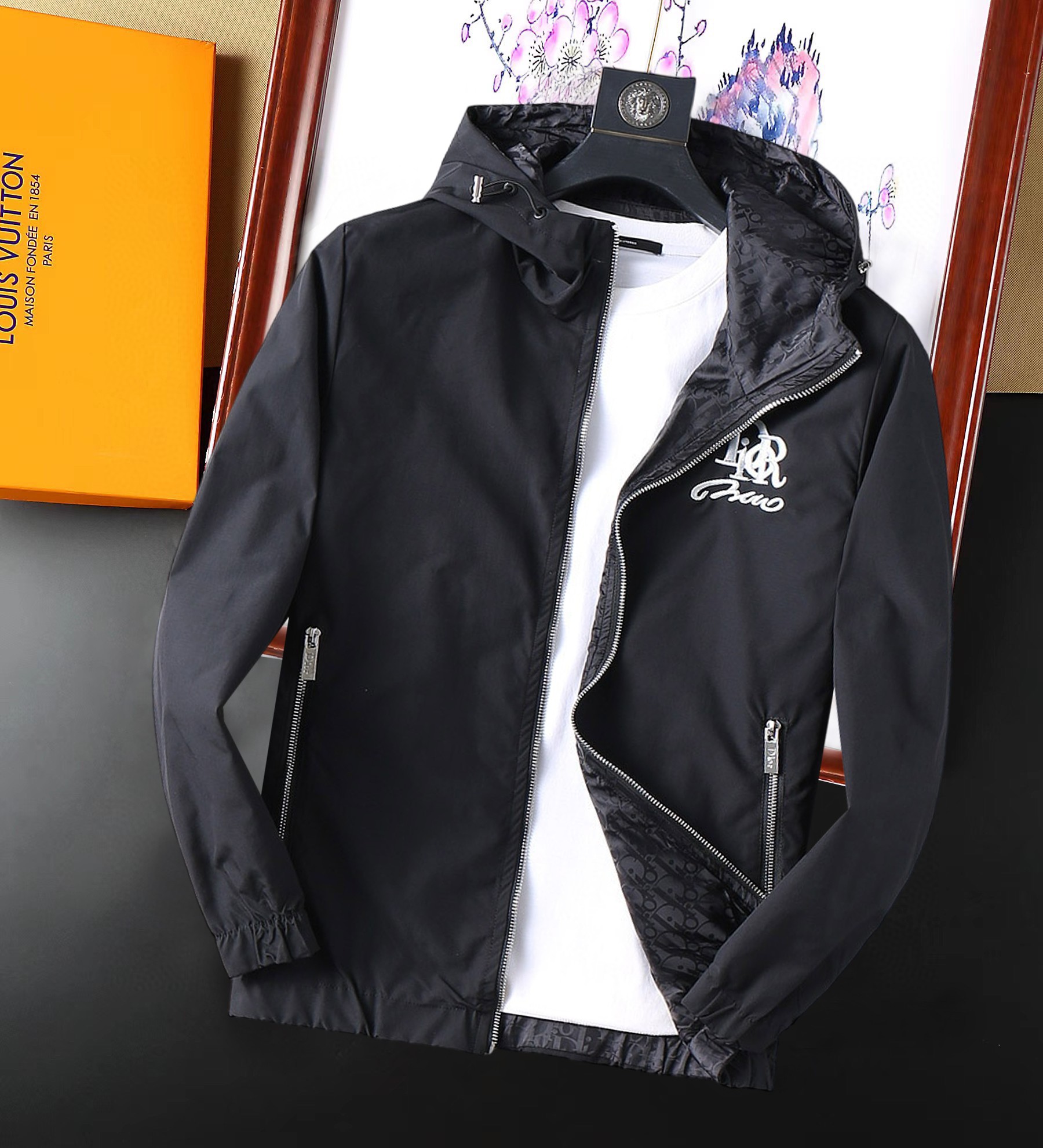 NO:129015,Dior double-sided wear, 2025 spring new jacket jacket, the new product on the show is perfect, comfortable and warm, the three-standard complete colors and full and attractive, and the very outstanding design easily advances the sense of fashion, the workmanship is extremely exquisite and rigorous, and the wiring is neat and meticulous!  A masterpiece of a big-name designer!  The upper body doesn't look bloated and super handsome!  Spot code M ~ XXXL,,dior,jackets & coats,jackets & coats,alexander wang19860909迪奥 双面穿,2025开春新款夹克外套,秀场新品品相非常完美,舒适保暖,三标齐全色泽饱满诱人,非常出彩的设计,轻松将时髦感进阶,做工极为考究严谨,走线工整细致！大牌设计师巨作！上身不显臃肿、超级帅气！现货码数M ～ XXXL,,dior,jackets & coats,jackets & coats,alexander wang,Men's clothing