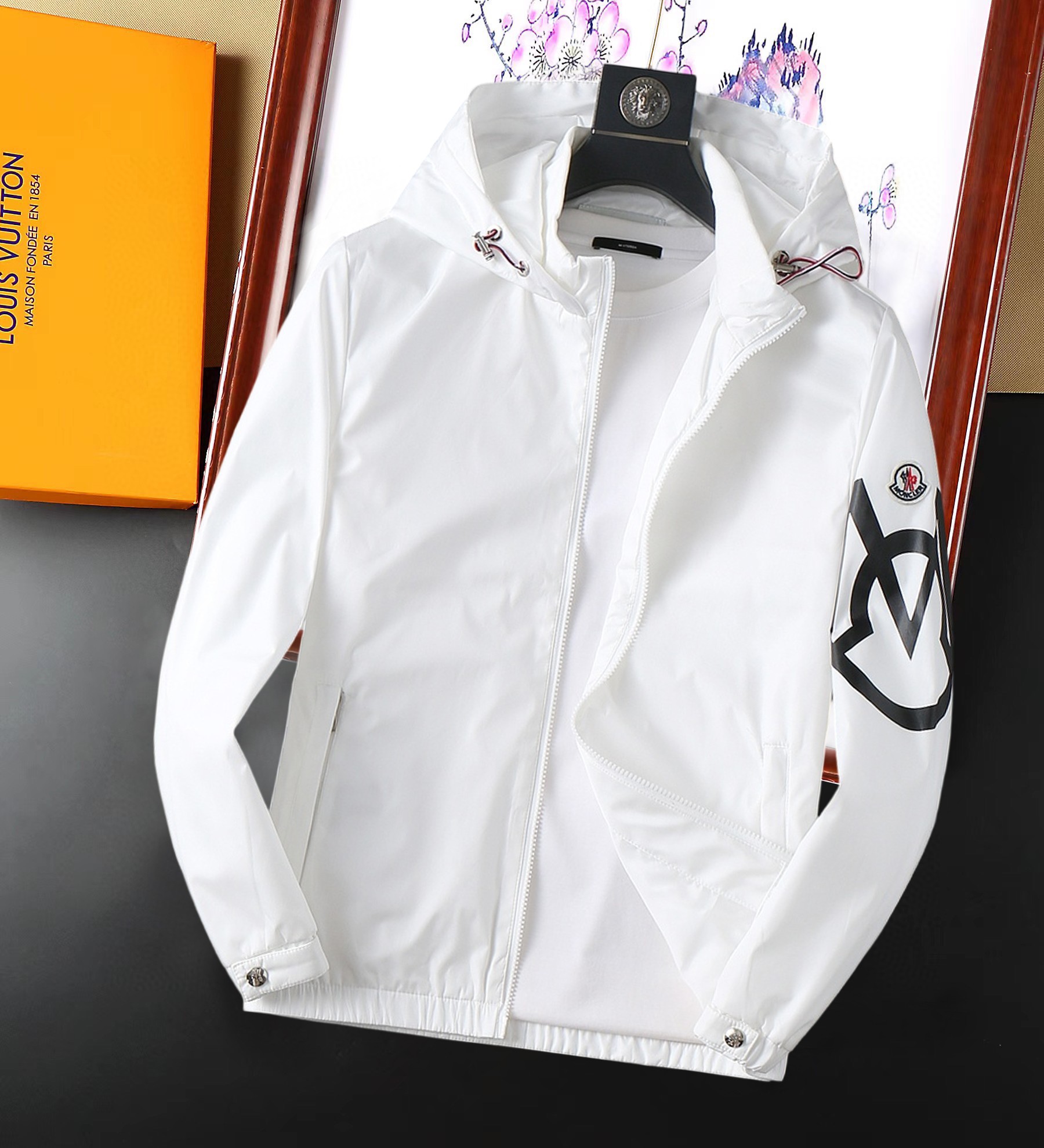 NO:129018,The new jacket and jacket for the spring of 2025 are perfect in the show, comfortable and warm, the three-standard complete colors and full and attractive, and the very outstanding design easily advances the sense of fashion. The workmanship is extremely exquisite and rigorous, and the wiring is neat and meticulous!  A masterpiece of a big-name designer!  The upper body doesn't look bloated and super handsome!  Spot code M ~ XXXL,,Moncler,jackets & coats,jackets & coats,alexander wang19860909蒙口 2025开春新款夹克外套,秀场新品品相非常完美,舒适保暖,三标齐全色泽饱满诱人,非常出彩的设计,轻松将时髦感进阶,做工极为考究严谨,走线工整细致！大牌设计师巨作！上身不显臃肿、超级帅气！现货码数M ～ XXXL,,Moncler,jackets & coats,jackets & coats,alexander wang,Men's clothing