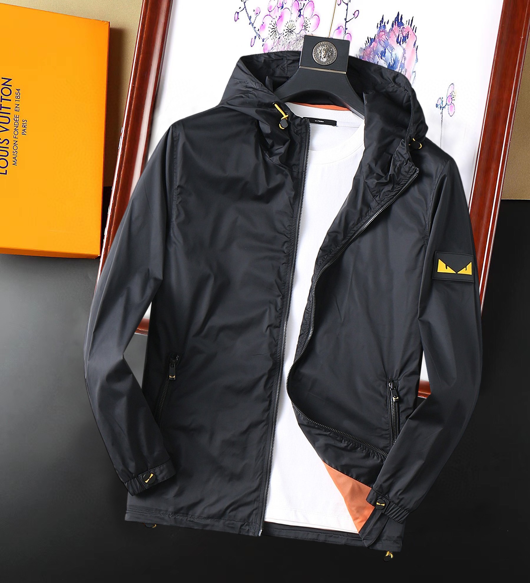 NO:129024,Fendi 2025 Spring New Jacket Jacket, the new product on the show is perfect, comfortable and warm, the three standards are complete in color and full and attractive, and the very outstanding design easily advances the sense of fashion. The workmanship is extremely exquisite and rigorous, and the wiring is neat and meticulous!  A masterpiece of a big-name designer!  The upper body doesn't look bloated and super handsome!  Spot code M ~ XXXL,,fendi,jackets & coats,jackets & coats,alexander wang19860909芬迪 2025开春新款夹克外套,秀场新品品相非常完美,舒适保暖,三标齐全色泽饱满诱人,非常出彩的设计,轻松将时髦感进阶,做工极为考究严谨,走线工整细致！大牌设计师巨作！上身不显臃肿、超级帅气！现货码数M ～ XXXL,,fendi,jackets & coats,jackets & coats,alexander wang,Men's clothing