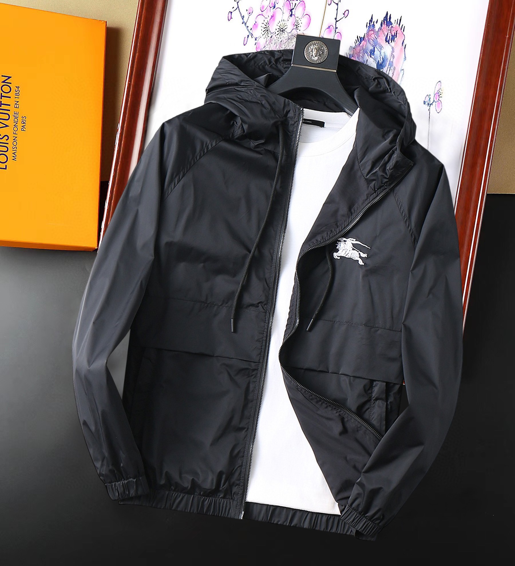 NO:129027,Burberry's new spring jacket 2025, the new product on the show is perfect, comfortable and warm, the three-standard complete colors and full and attractive, and the very outstanding design easily advances the sense of fashion. The workmanship is extremely exquisite and rigorous, and the wiring is neat and meticulous!  A masterpiece of a big-name designer!  The upper body doesn't look bloated and super handsome!  Spot code M ~ XXXL,,burberry,jackets & coats,jackets & coats,alexander wang19860909巴宝莉 2025开春新款夹克外套,秀场新品品相非常完美,舒适保暖,三标齐全色泽饱满诱人,非常出彩的设计,轻松将时髦感进阶,做工极为考究严谨,走线工整细致！大牌设计师巨作！上身不显臃肿、超级帅气！现货码数M ～ XXXL,,burberry,jackets & coats,jackets & coats,alexander wang,Men's clothing