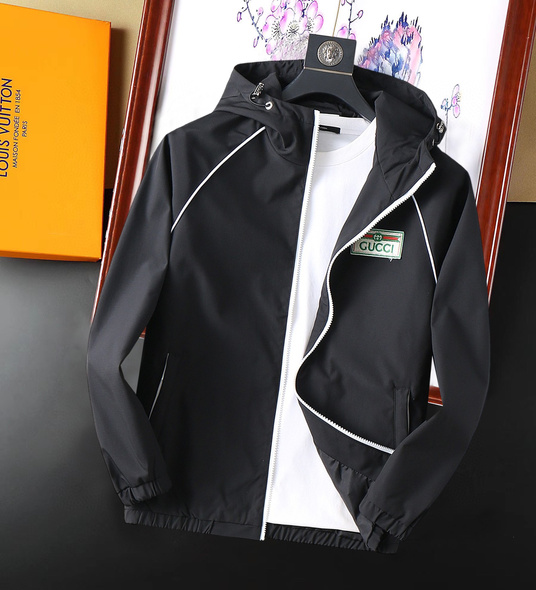 NO:129002,Guqi 2025 Spring New Jacket Jacket, the new product on the show is perfect, comfortable and warm, the three standards are complete in color and full and attractive, and the very outstanding design easily advances the sense of fashion, the workmanship is extremely exquisite and rigorous, and the wiring is neat and meticulous!  A masterpiece of a big-name designer!  The upper body doesn't look bloated and super handsome!  Spot code M ~ XXXL,,jackets & coats,jackets & coats,alexander wang19860909古奇 2025开春新款夹克外套,秀场新品品相非常完美,舒适保暖,三标齐全色泽饱满诱人,非常出彩的设计,轻松将时髦感进阶,做工极为考究严谨,走线工整细致！大牌设计师巨作！上身不显臃肿、超级帅气！现货码数M ～ XXXL,,jackets & coats,jackets & coats,alexander wang,Men's clothing