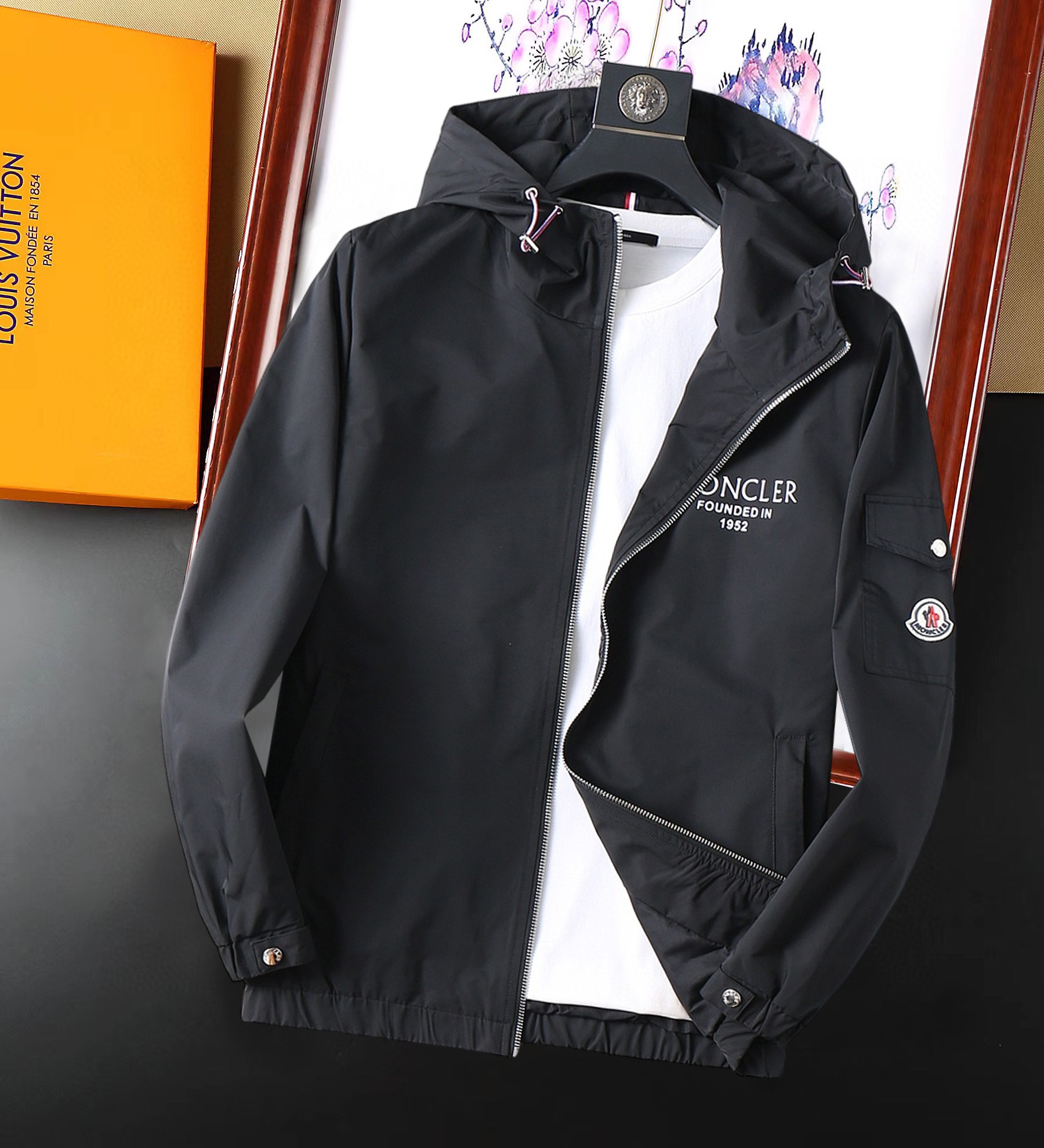 NO:129005,The new jacket and jacket for the spring of 2025 are perfect in the show, comfortable and warm, the three-standard complete colors and full and attractive, and the very outstanding design easily advances the sense of fashion. The workmanship is extremely exquisite and rigorous, and the wiring is neat and meticulous!  A masterpiece of a big-name designer!  The upper body doesn't look bloated and super handsome!  Spot code M ~ XXXL,,Moncler,jackets & coats,jackets & coats,alexander wang19860909蒙口 2025开春新款夹克外套,秀场新品品相非常完美,舒适保暖,三标齐全色泽饱满诱人,非常出彩的设计,轻松将时髦感进阶,做工极为考究严谨,走线工整细致！大牌设计师巨作！上身不显臃肿、超级帅气！现货码数M ～ XXXL,,Moncler,jackets & coats,jackets & coats,alexander wang,Men's clothing