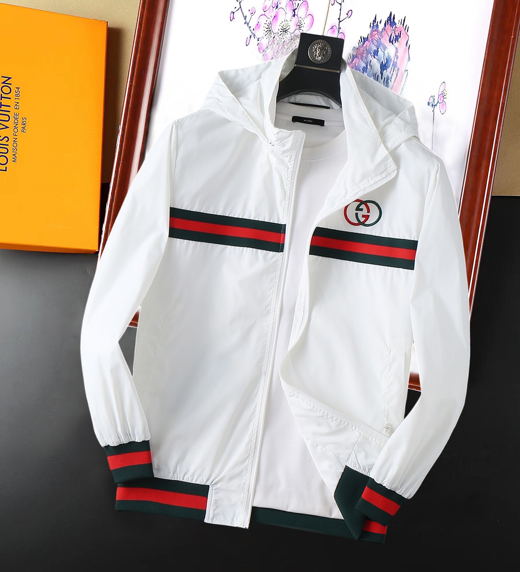 NO:129008,Guqi 2025 Spring New Jacket Jacket, the new product on the show is perfect, comfortable and warm, the three standards are complete in color and full and attractive, and the very outstanding design easily advances the sense of fashion, the workmanship is extremely exquisite and rigorous, and the wiring is neat and meticulous!  A masterpiece of a big-name designer!  The upper body doesn't look bloated and super handsome!  Spot code M ~ XXXL,,jackets & coats,jackets & coats,alexander wang19860909古奇 2025开春新款夹克外套,秀场新品品相非常完美,舒适保暖,三标齐全色泽饱满诱人,非常出彩的设计,轻松将时髦感进阶,做工极为考究严谨,走线工整细致！大牌设计师巨作！上身不显臃肿、超级帅气！现货码数M ～ XXXL,,jackets & coats,jackets & coats,alexander wang,Men's clothing
