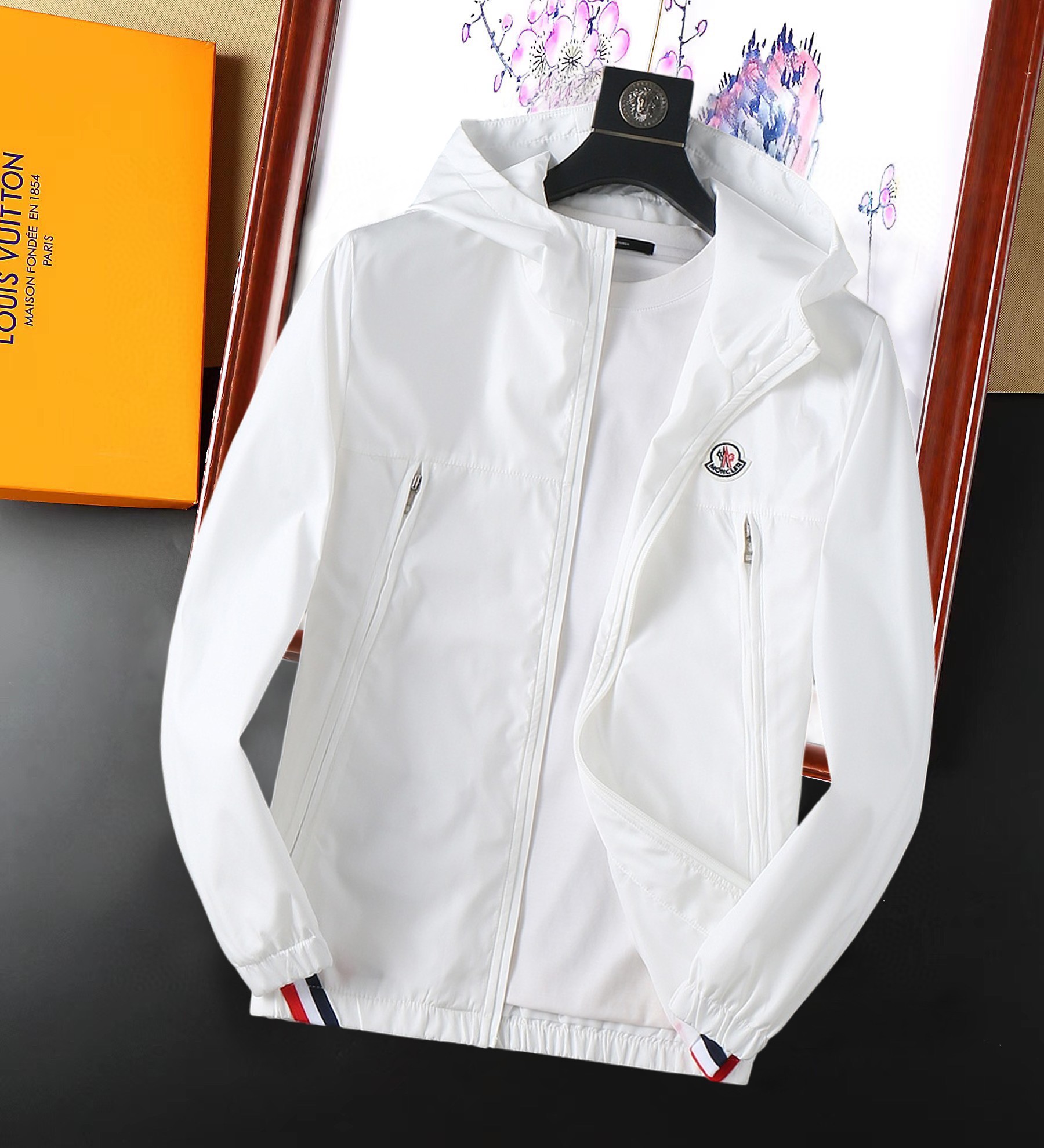 NO:129011,The new jacket and jacket for the spring of 2025 are perfect in the show, comfortable and warm, the three-standard complete colors and full and attractive, and the very outstanding design easily advances the sense of fashion. The workmanship is extremely exquisite and rigorous, and the wiring is neat and meticulous!  A masterpiece of a big-name designer!  The upper body doesn't look bloated and super handsome!  Spot code M ~ XXXL,,Moncler,jackets & coats,jackets & coats,alexander wang19860909蒙口 2025开春新款夹克外套,秀场新品品相非常完美,舒适保暖,三标齐全色泽饱满诱人,非常出彩的设计,轻松将时髦感进阶,做工极为考究严谨,走线工整细致！大牌设计师巨作！上身不显臃肿、超级帅气！现货码数M ～ XXXL,,Moncler,jackets & coats,jackets & coats,alexander wang,Men's clothing