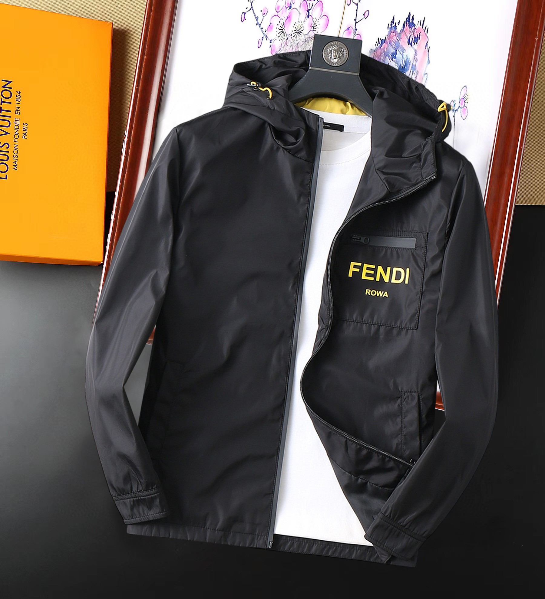 NO:129017,Fendi 2025 Spring New Jacket Jacket, the new product on the show is perfect, comfortable and warm, the three standards are complete in color and full and attractive, and the very outstanding design easily advances the sense of fashion. The workmanship is extremely exquisite and rigorous, and the wiring is neat and meticulous!  A masterpiece of a big-name designer!  The upper body doesn't look bloated and super handsome!  Spot code M ~ XXXL,,fendi,jackets & coats,jackets & coats,alexander wang19860909芬迪 2025开春新款夹克外套,秀场新品品相非常完美,舒适保暖,三标齐全色泽饱满诱人,非常出彩的设计,轻松将时髦感进阶,做工极为考究严谨,走线工整细致！大牌设计师巨作！上身不显臃肿、超级帅气！现货码数M ～ XXXL,,fendi,jackets & coats,jackets & coats,alexander wang,Men's clothing