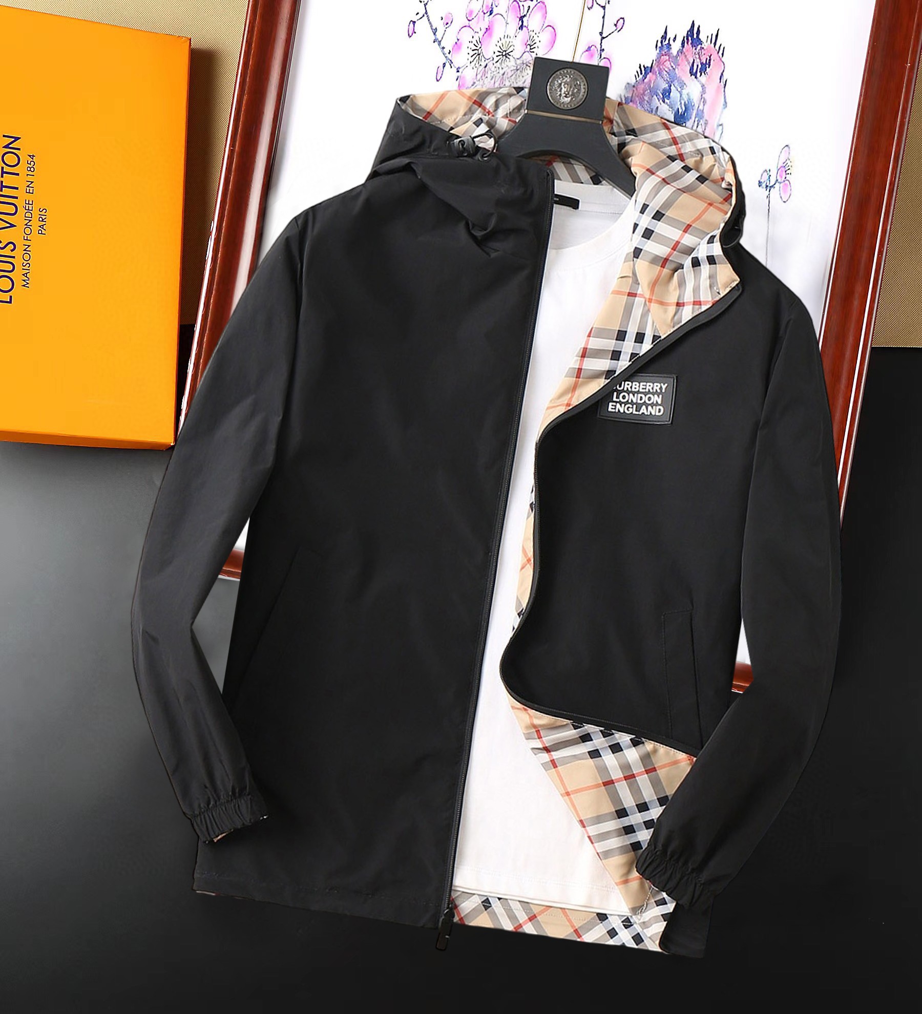 NO:129023,Burberry wears double-sided clothes, 2025 spring new jacket jacket, the new product on the show is perfect, comfortable and warm, the three-standard complete colors and full and attractive, and the very outstanding design easily advances the sense of fashion, the workmanship is extremely exquisite and rigorous, and the wiring is neat and meticulous!  A masterpiece of a big-name designer!  The upper body doesn't look bloated and super handsome!  Spot code M ~ XXXL,,burberry,jackets & coats,jackets & coats,alexander wang19860909巴宝莉 双面穿,2025开春新款夹克外套,秀场新品品相非常完美,舒适保暖,三标齐全色泽饱满诱人,非常出彩的设计,轻松将时髦感进阶,做工极为考究严谨,走线工整细致！大牌设计师巨作！上身不显臃肿、超级帅气！现货码数M ～ XXXL,,burberry,jackets & coats,jackets & coats,alexander wang,Men's clothing