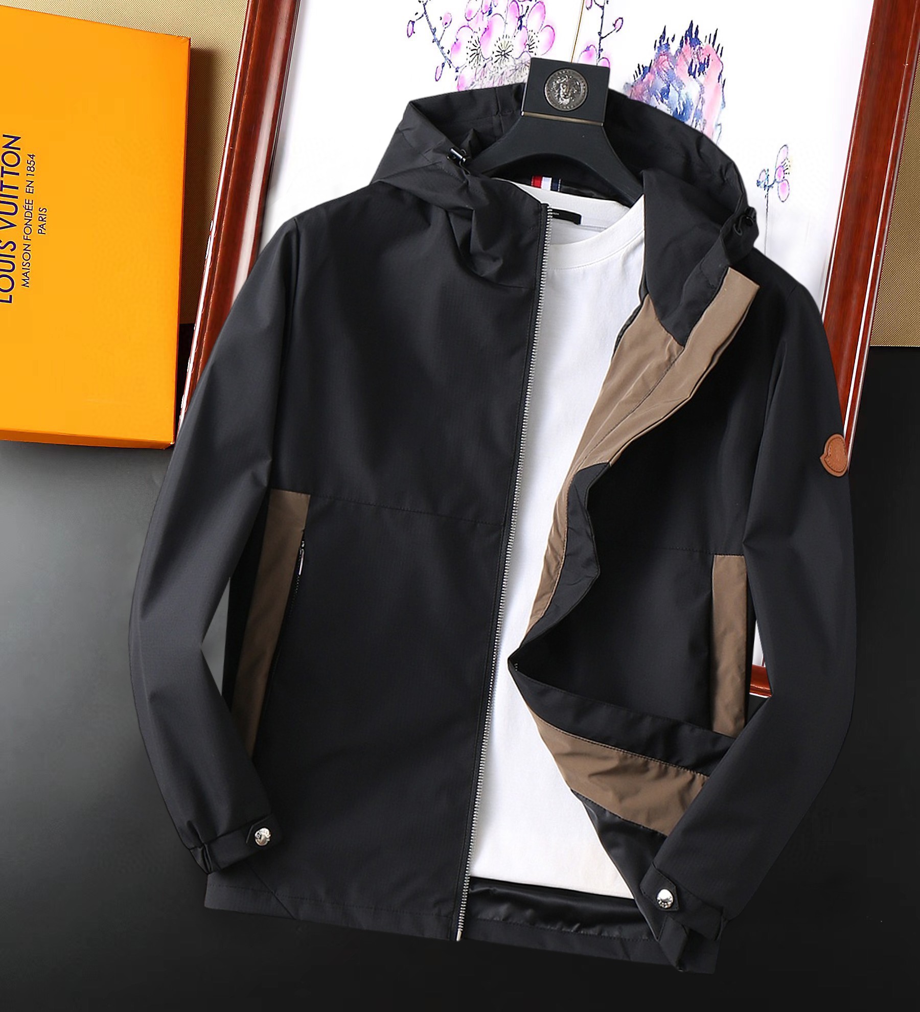 NO:129010,The new jacket and jacket for the spring of 2025 are perfect in the show, comfortable and warm, the three-standard complete colors and full and attractive, and the very outstanding design easily advances the sense of fashion. The workmanship is extremely exquisite and rigorous, and the wiring is neat and meticulous!  A masterpiece of a big-name designer!  The upper body doesn't look bloated and super handsome!  Spot code M ~ XXXL,,Moncler,jackets & coats,jackets & coats,alexander wang19860909蒙口 2025开春新款夹克外套,秀场新品品相非常完美,舒适保暖,三标齐全色泽饱满诱人,非常出彩的设计,轻松将时髦感进阶,做工极为考究严谨,走线工整细致！大牌设计师巨作！上身不显臃肿、超级帅气！现货码数M ～ XXXL,,Moncler,jackets & coats,jackets & coats,alexander wang,Men's clothing