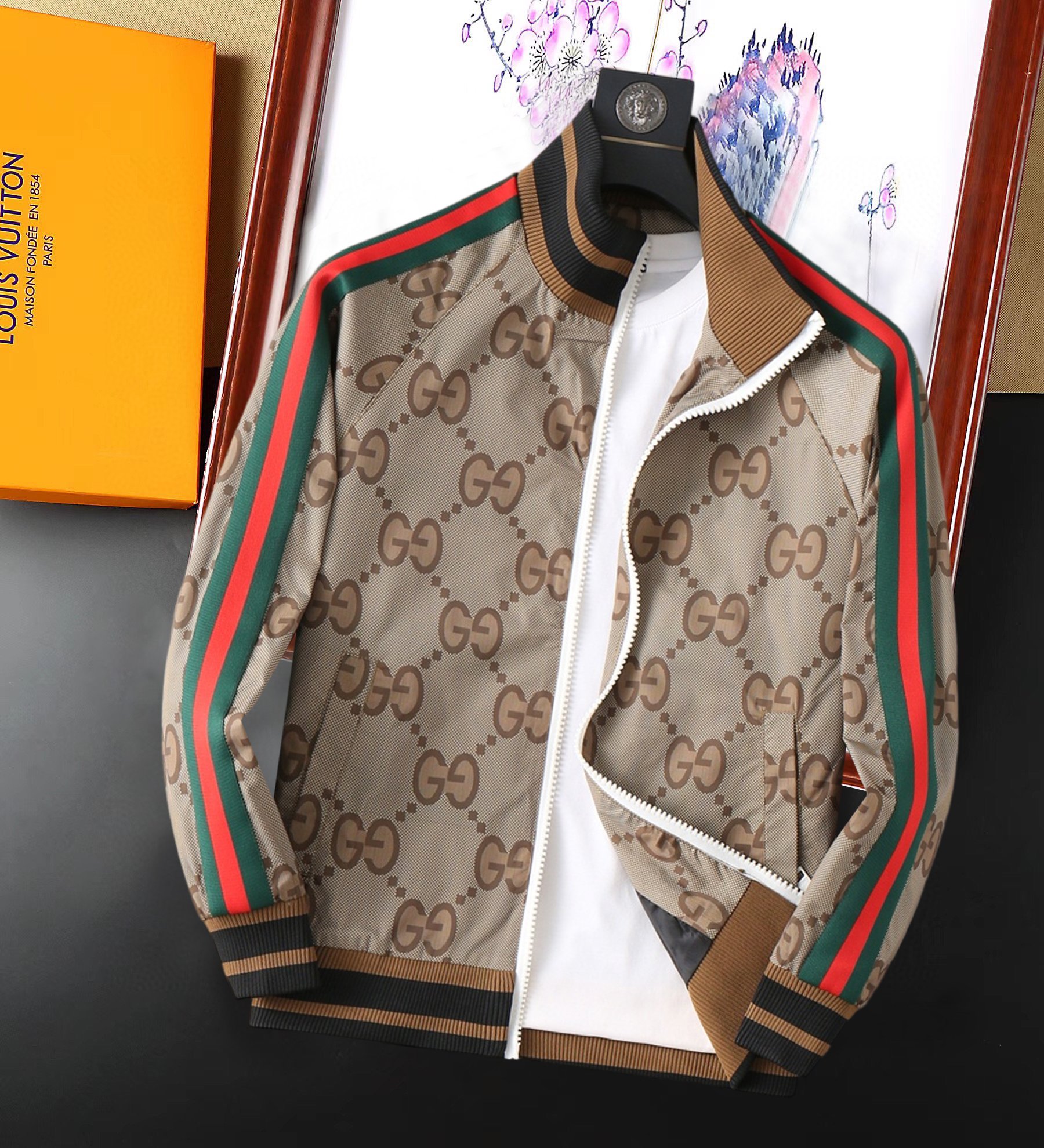 NO:129007,Guqi 2025 Spring New Jacket Jacket, the new product on the show is perfect, comfortable and warm, the three standards are complete in color and full and attractive, and the very outstanding design easily advances the sense of fashion, the workmanship is extremely exquisite and rigorous, and the wiring is neat and meticulous!  A masterpiece of a big-name designer!  The upper body doesn't look bloated and super handsome!  Spot code M ~ XXXL,,jackets & coats,jackets & coats,alexander wang19860909古奇 2025开春新款夹克外套,秀场新品品相非常完美,舒适保暖,三标齐全色泽饱满诱人,非常出彩的设计,轻松将时髦感进阶,做工极为考究严谨,走线工整细致！大牌设计师巨作！上身不显臃肿、超级帅气！现货码数M ～ XXXL,,jackets & coats,jackets & coats,alexander wang,Men's clothing